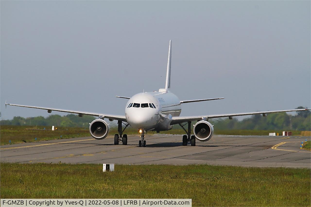 Aircraft F-GMZB, 1994 Airbus A321-111, c/n 509, Airbus A321-111, Taxiing to boarding ramp, Brest-Bretagne Airport (LFRB-BES), at LFRB, photo by Yves-Q