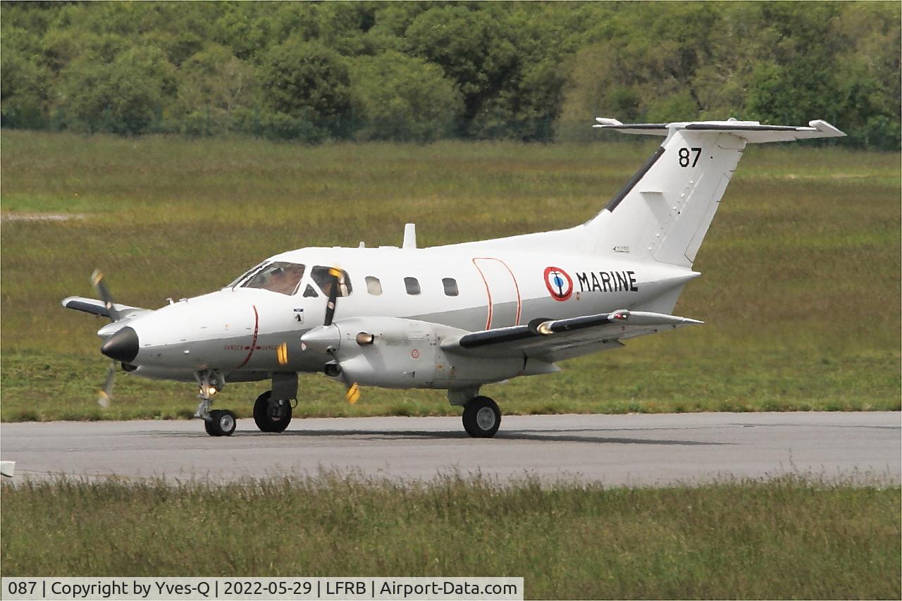 Aircraft 087, Embraer EMB-121AA Xingu, c/n 121087, Embraer EMB-121AN Xingu, Taxiing rwy 07R, Brest-Bretagne airport (LFRB-BES), at LFRB, photo by Yves-Q