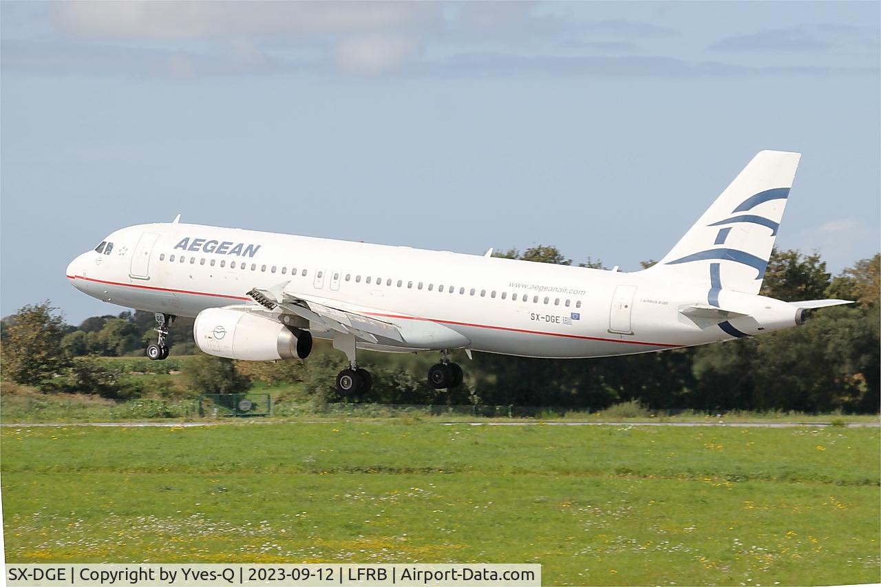 Aircraft SX-DGE, 2009 Airbus A320-232, c/n 3990, Airbus A320-232, Landing rwy 25L, Brest-Bretagne airport (LFRB-BES), at LFRB, photo by Yves-Q