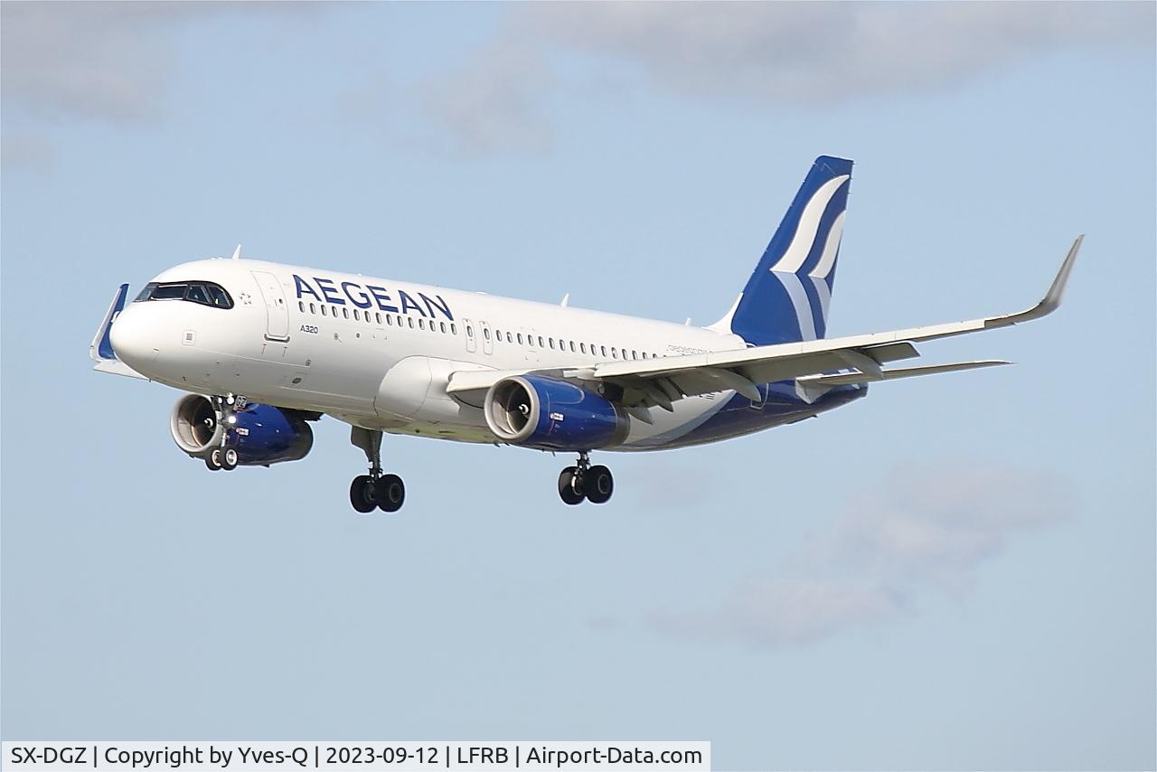 Aircraft SX-DGZ, 2015 Airbus A320-232, c/n 6643, Airbus A320-232, On final rwy 25L, Brest-Bretagne airport (LFRB-BES), at LFRB, photo by Yves-Q