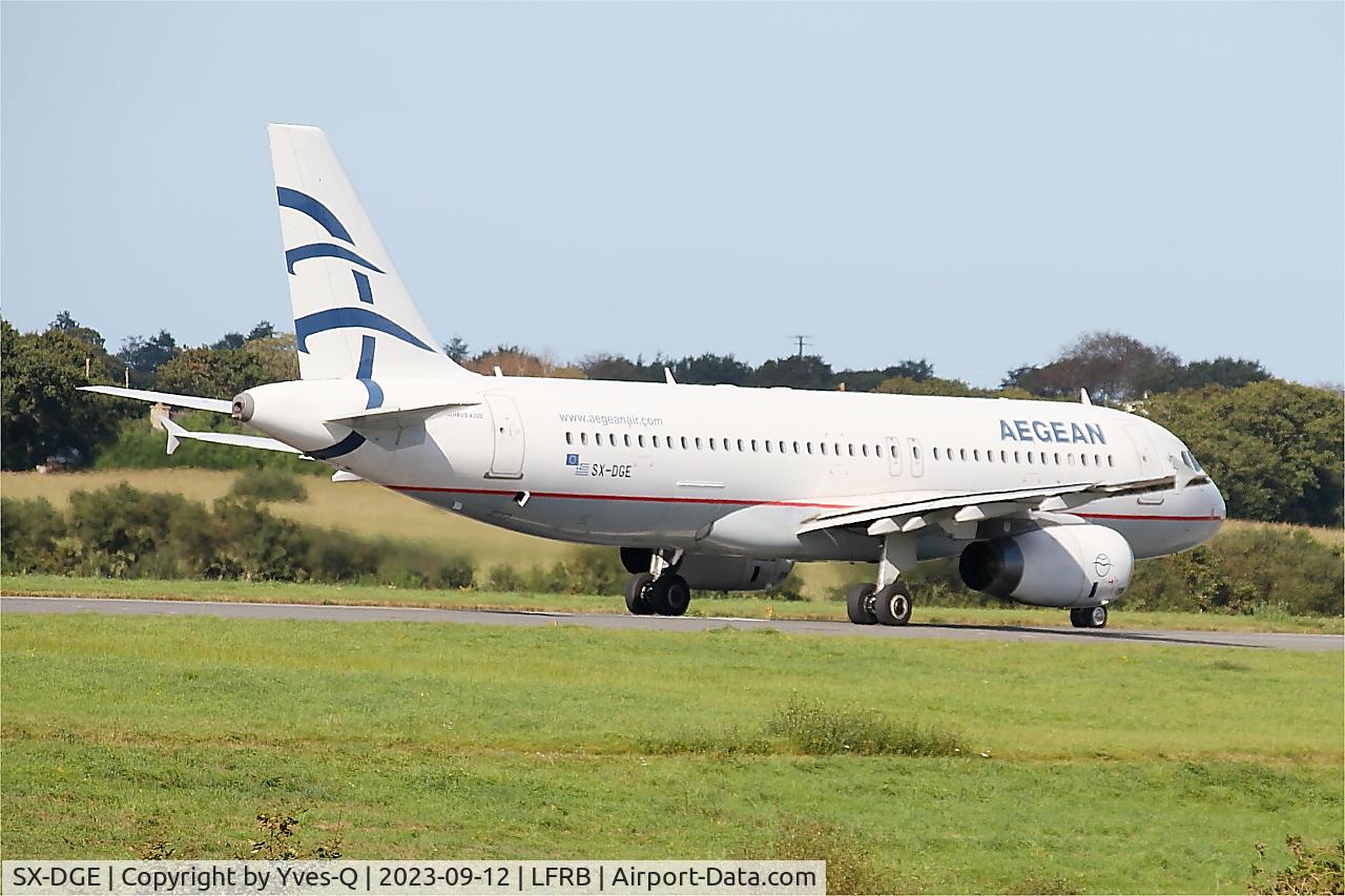 Aircraft SX-DGE, 2009 Airbus A320-232, c/n 3990, Airbus A320-232, Taxiing rwy 25L, Brest-Bretagne airport (LFRB-BES), at LFRB, photo by Yves-Q