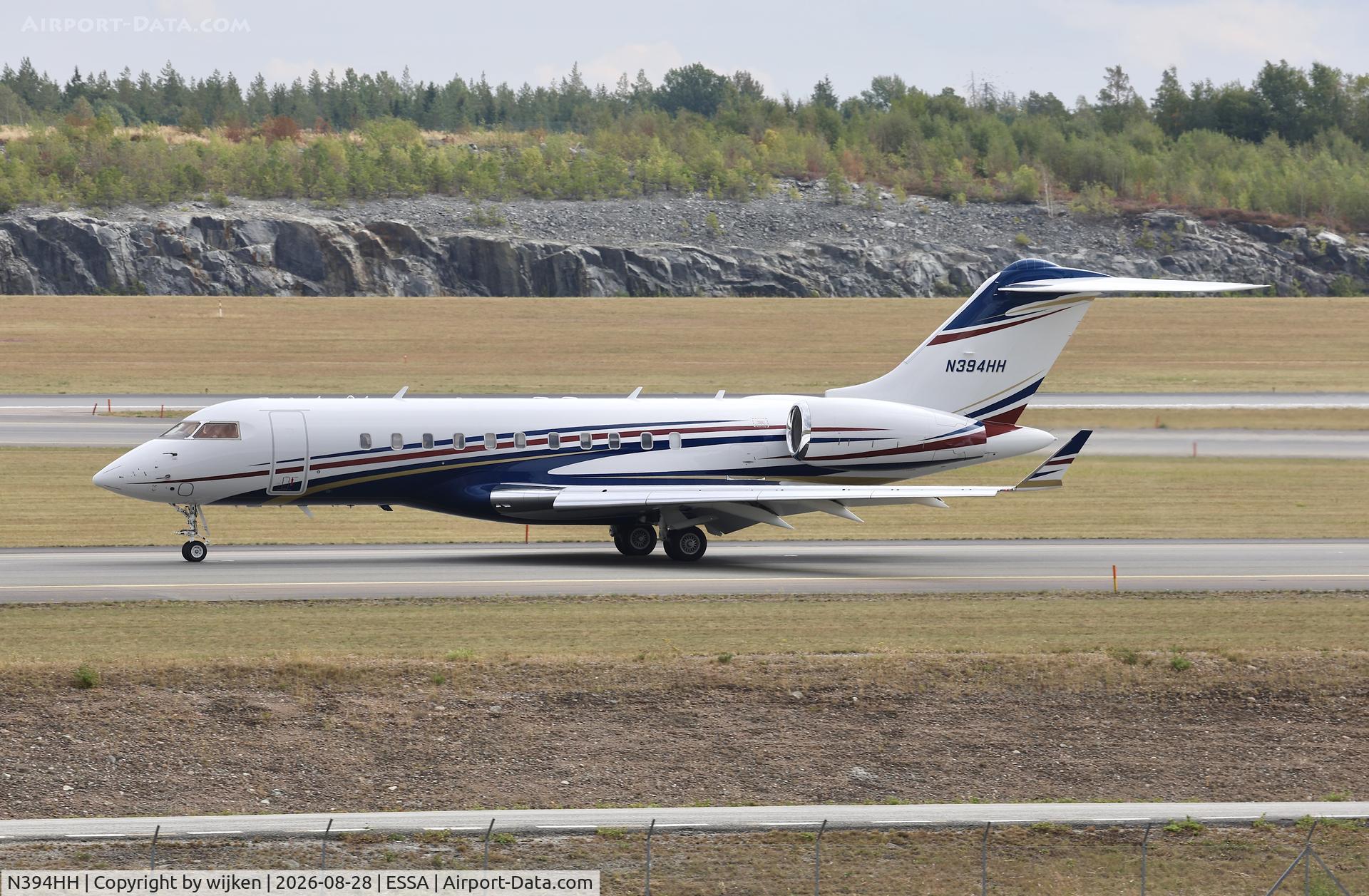Aircraft N394HH, Bombardier BD-700-1A11 Global 5000, c/n 9161, Twy W, at ESSA, photo by wijken