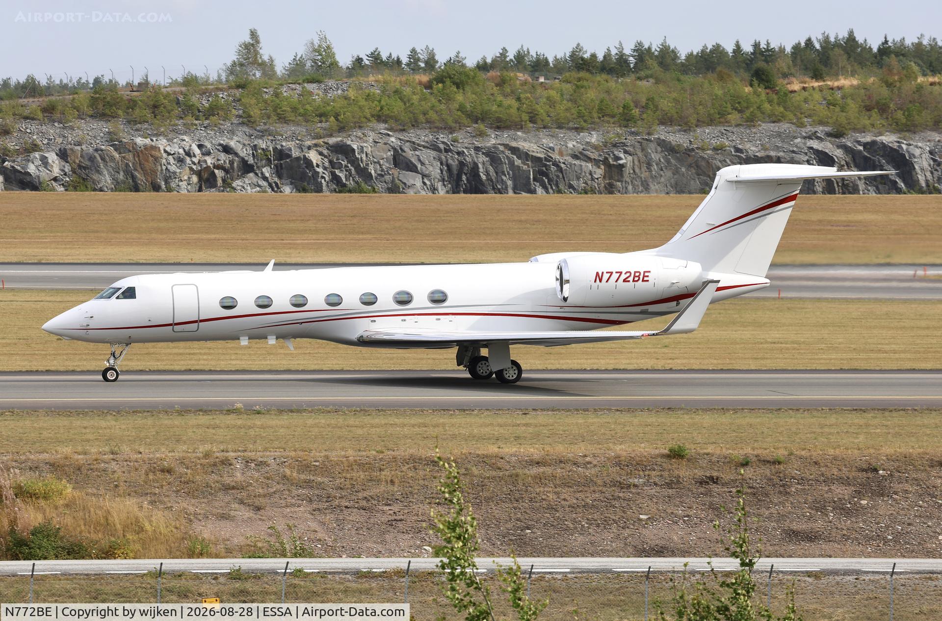Aircraft N772BE, 2018 Gulfstream GV-SP (G550), c/n 5582, Twy W, at ESSA, photo by wijken