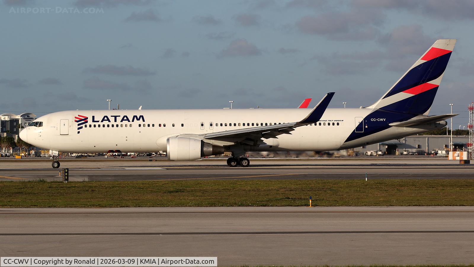 Aircraft CC-CWV, 2007 Boeing 767-316/ER, c/n 35230 l/n 955, at mia, at KMIA, photo by Ronald