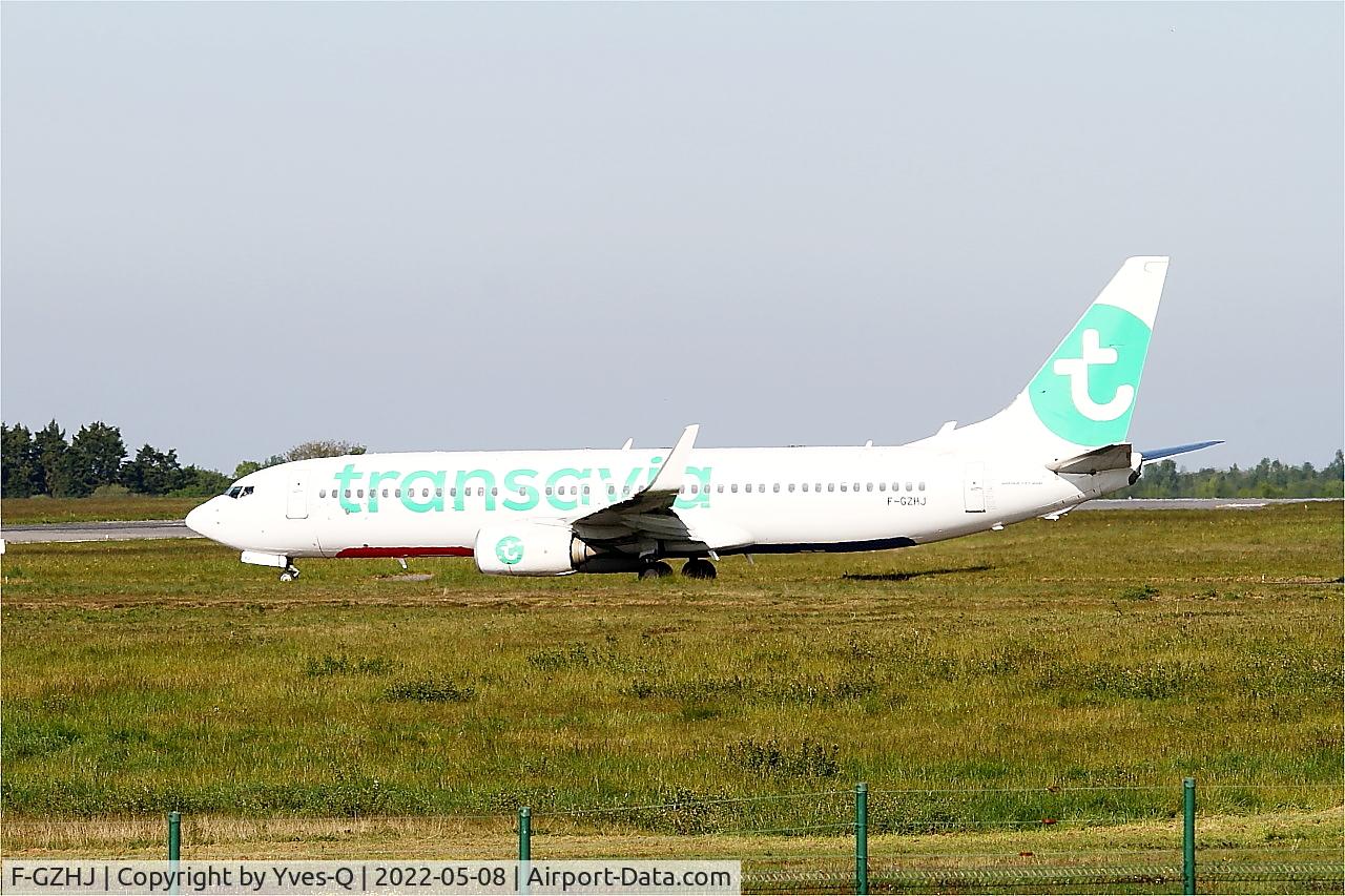 Aircraft F-GZHJ, 2013 Boeing 737-86J, c/n 37778 l/n 4424, Boeing 737-86J, Taxiing to rwy 07R, Brest-Bretagne Airport (LFRB-BES), photo by Yves-Q