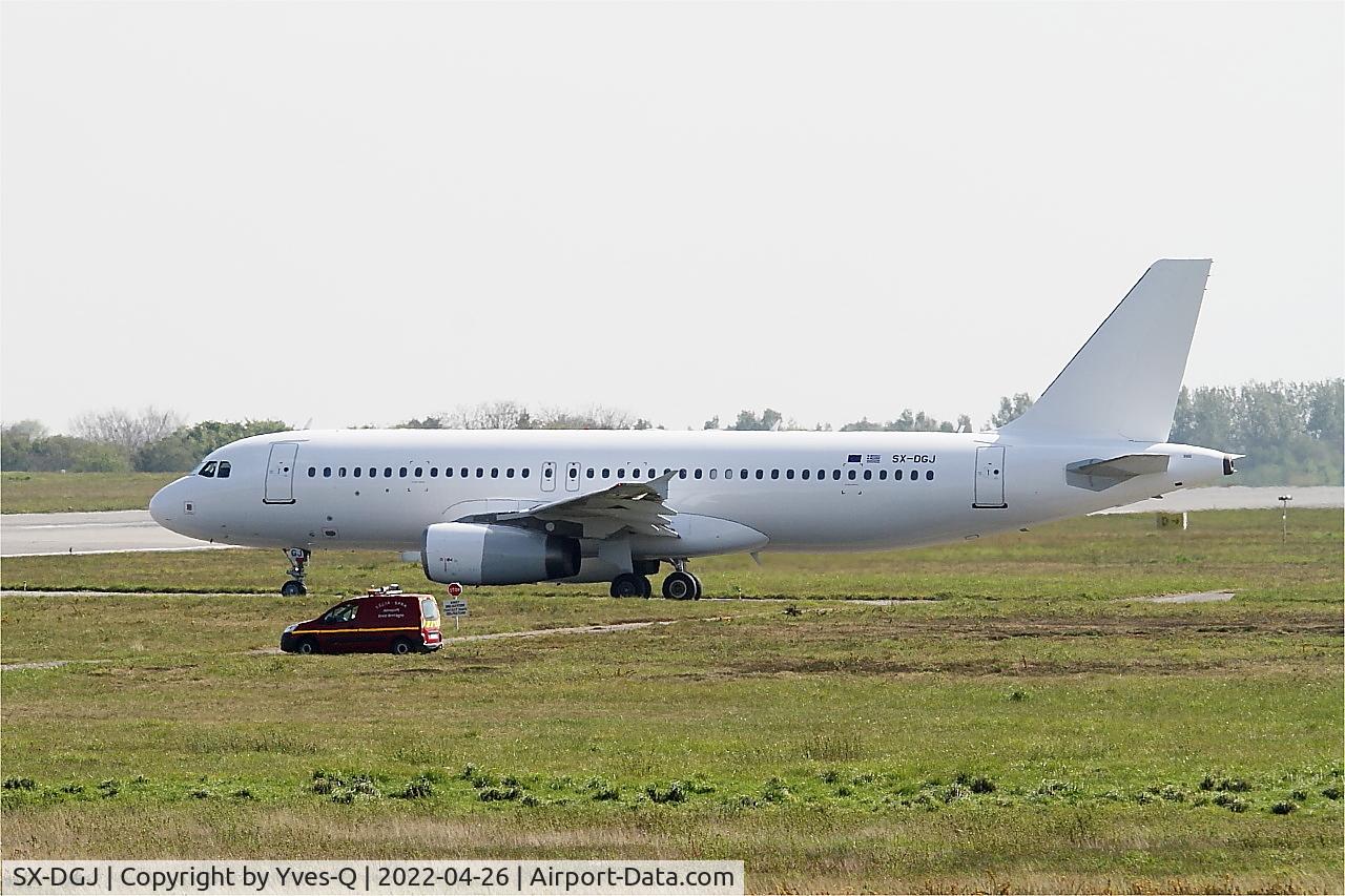 Aircraft SX-DGJ, 2007 Airbus A320-232, c/n 3316, Airbus A320-232, Taxiing to rwy 07R, Brest-Bretagne airport (LFRB-BES), photo by Yves-Q