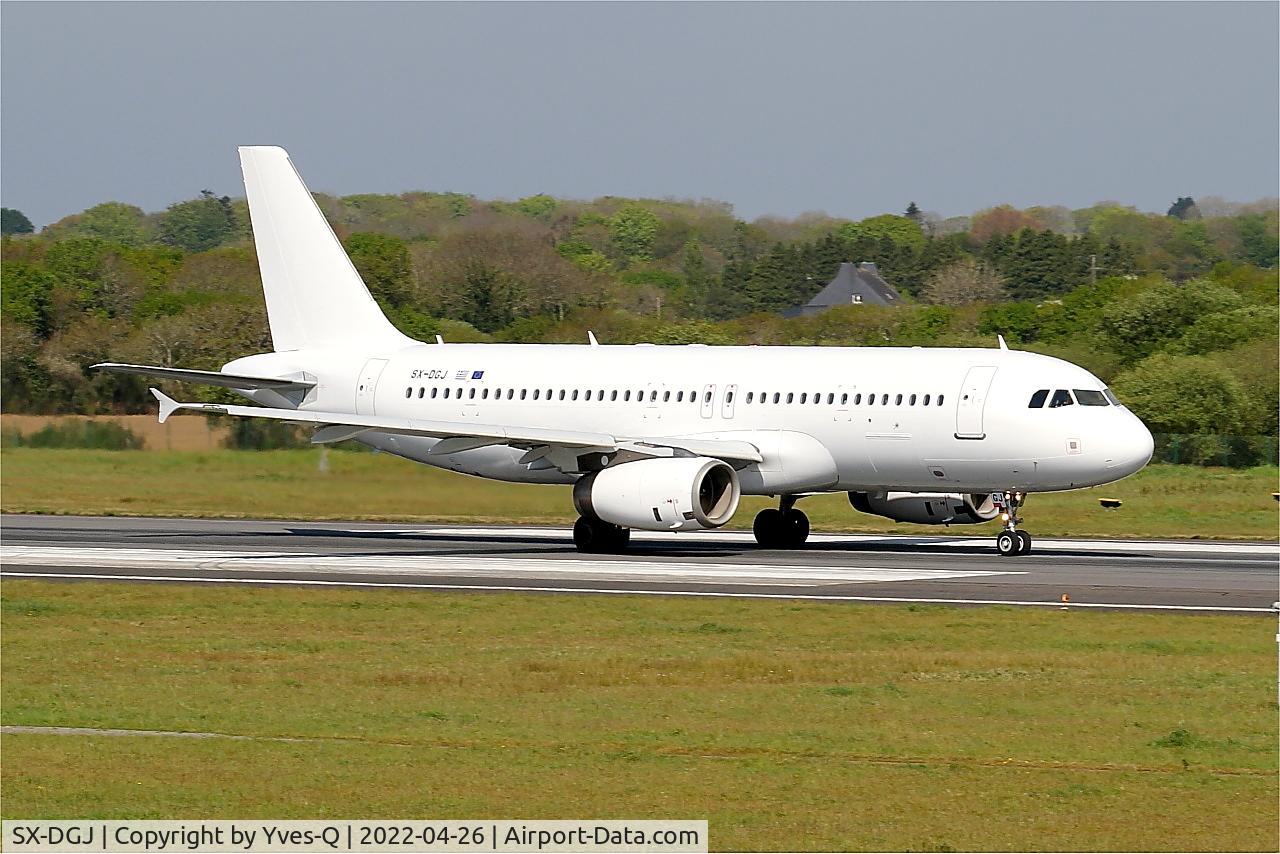 Aircraft SX-DGJ, 2007 Airbus A320-232, c/n 3316, Airbus A320-232, Take off run rwy 07R, Brest-Bretagne airport (LFRB-BES), photo by Yves-Q