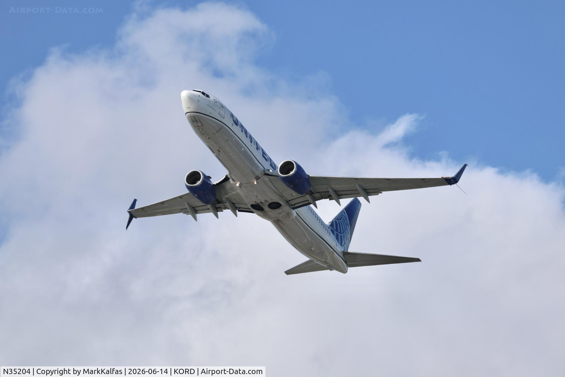 Aircraft N35204, 2000 Boeing 737-824, c/n 30576, B738 United Boeing 737-824 N35204 departing 28R KORD, at KORD, photo by MarkKalfas
