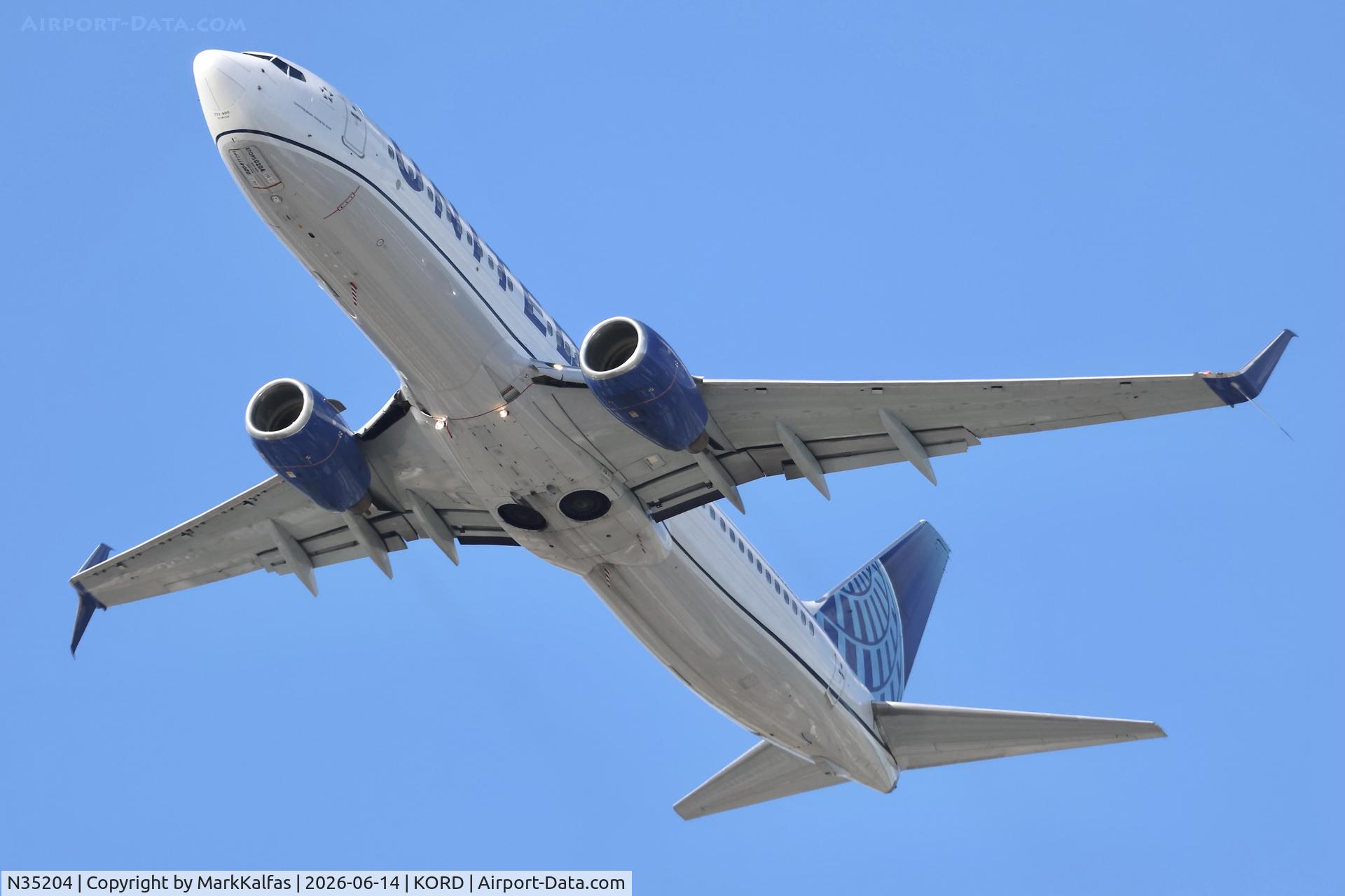 Aircraft N35204, 2000 Boeing 737-824, c/n 30576, B738 United Boeing 737-824 N35204 departing 28R KORD, at KORD, photo by MarkKalfas