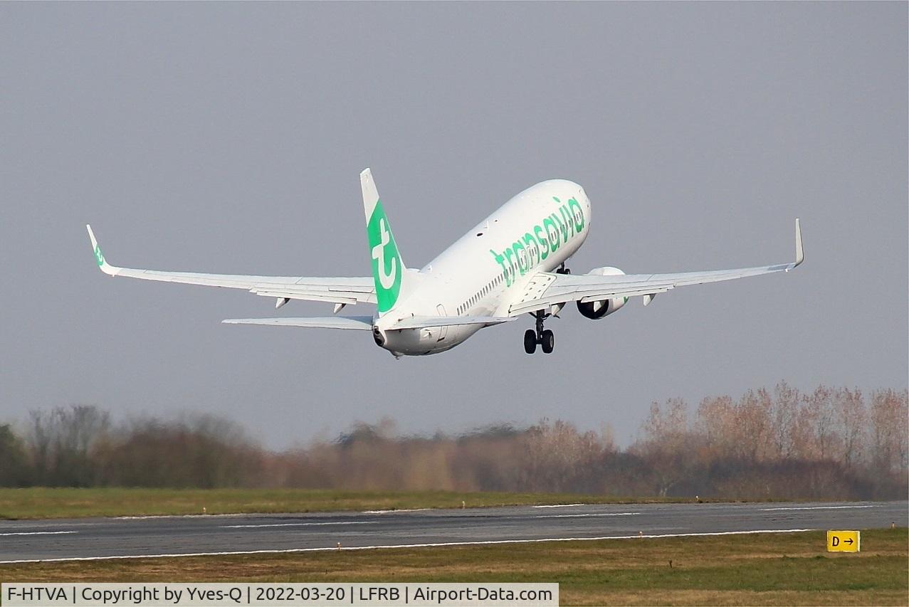 Aircraft F-HTVA, 2015 Boeing 737-8K2, c/n 62158 l/n 5733, Boeing 737-8K2, Take off rwy 07R, Brest-Bretagne airport (LFRB-BES), at LFRB, photo by Yves-Q