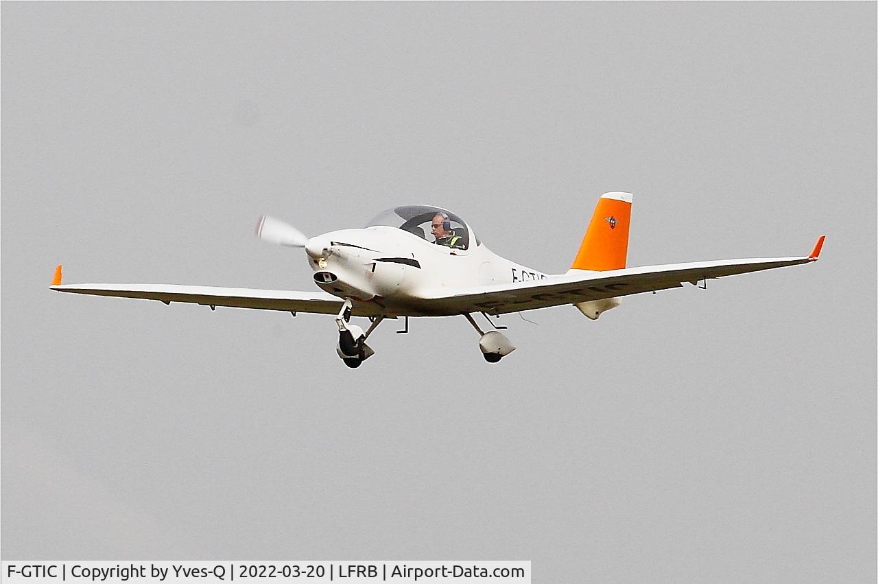 Aircraft F-GTIC, 2003 Aquila A210 (AT01), c/n AT01-133, Aquila A210 (AT01), Training flight, Brest-Bretagne airport (LFRB-BES), at LFRB, photo by Yves-Q
