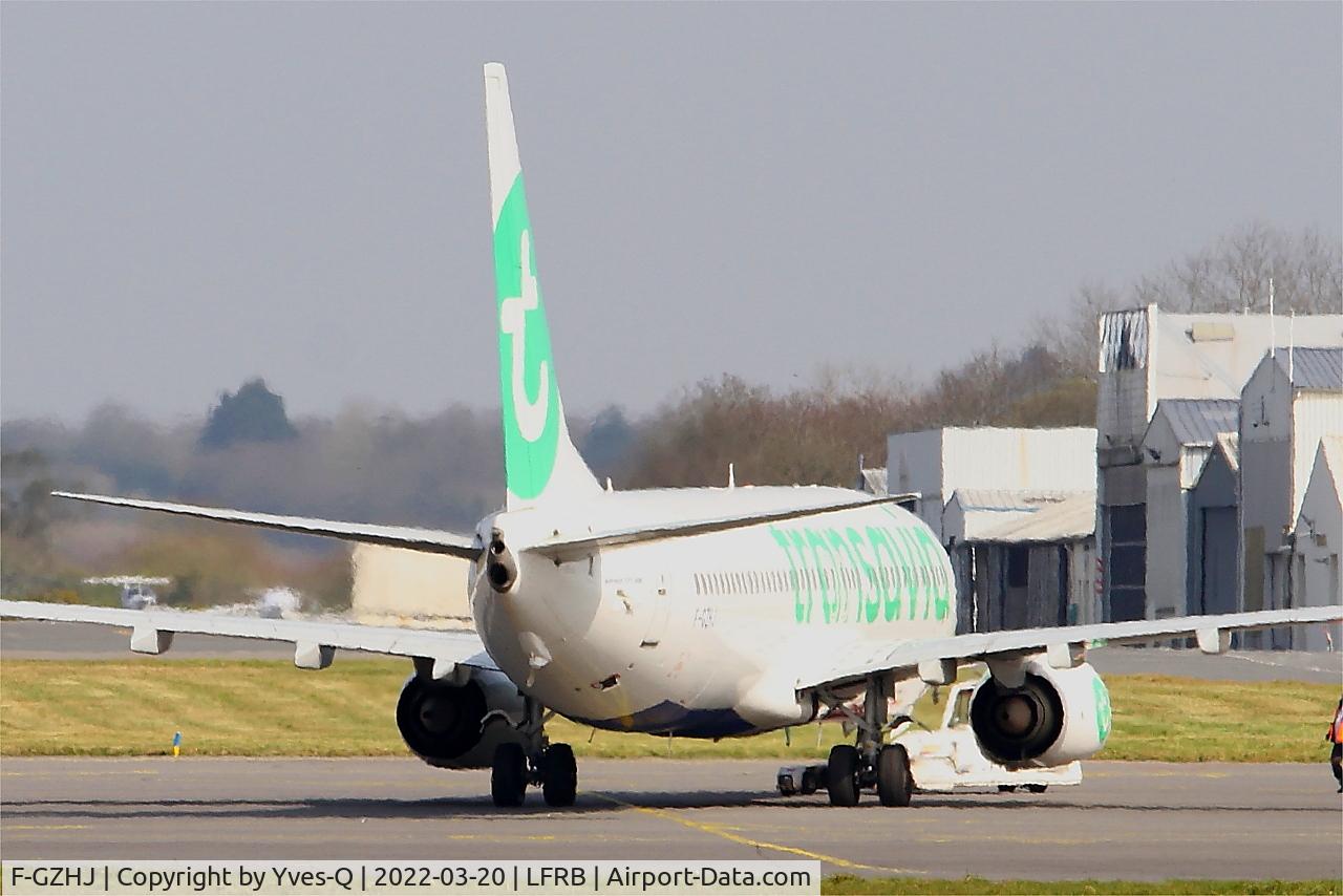 Aircraft F-GZHJ, 2013 Boeing 737-86J, c/n 37778 l/n 4424, Boeing 737-86J, Push back, Brest-Bretagne Airport (LFRB-BES), at LFRB, photo by Yves-Q