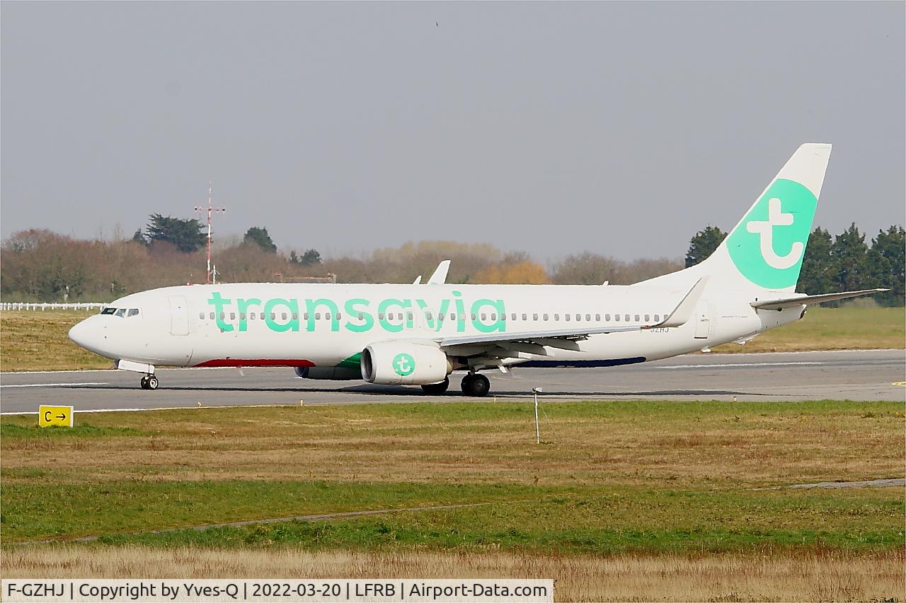 Aircraft F-GZHJ, 2013 Boeing 737-86J, c/n 37778 l/n 4424, Boeing 737-86J, Taxiing to holding point Charlie, Brest-Bretagne Airport (LFRB-BES), at LFRB, photo by Yves-Q