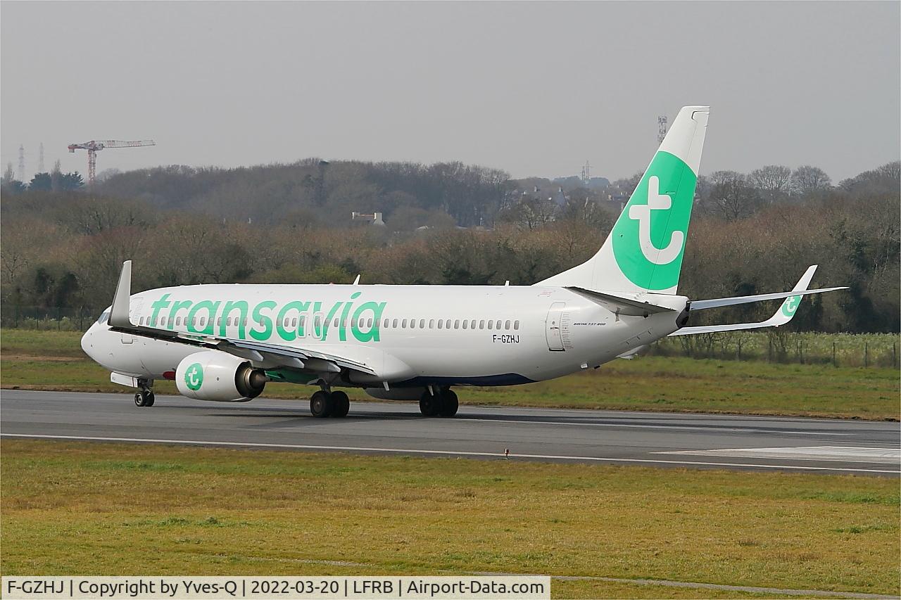 Aircraft F-GZHJ, 2013 Boeing 737-86J, c/n 37778 l/n 4424, Boeing 737-86J, Taxiing rwy 07R, Brest-Bretagne Airport (LFRB-BES), at LFRB, photo by Yves-Q