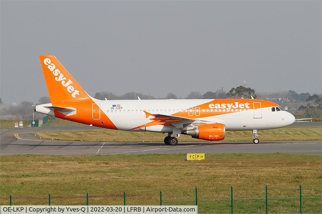Aircraft OE-LKP, 2008 Airbus A319-111, c/n 3702, Airbus A319-111, Taxiing to boarding ramp, Brest-Bretagne airport (LFRB-BES), at LFRB, photo by Yves-Q