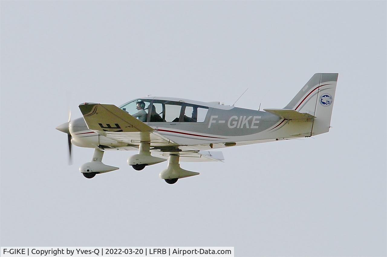 Aircraft F-GIKE, Robin DR-400-140B Major, c/n 1929, Robin DR-400-140B Major, Take off rwy 25L, Brest-Bretagne airport (LFRB-BES), at LFRB, photo by Yves-Q