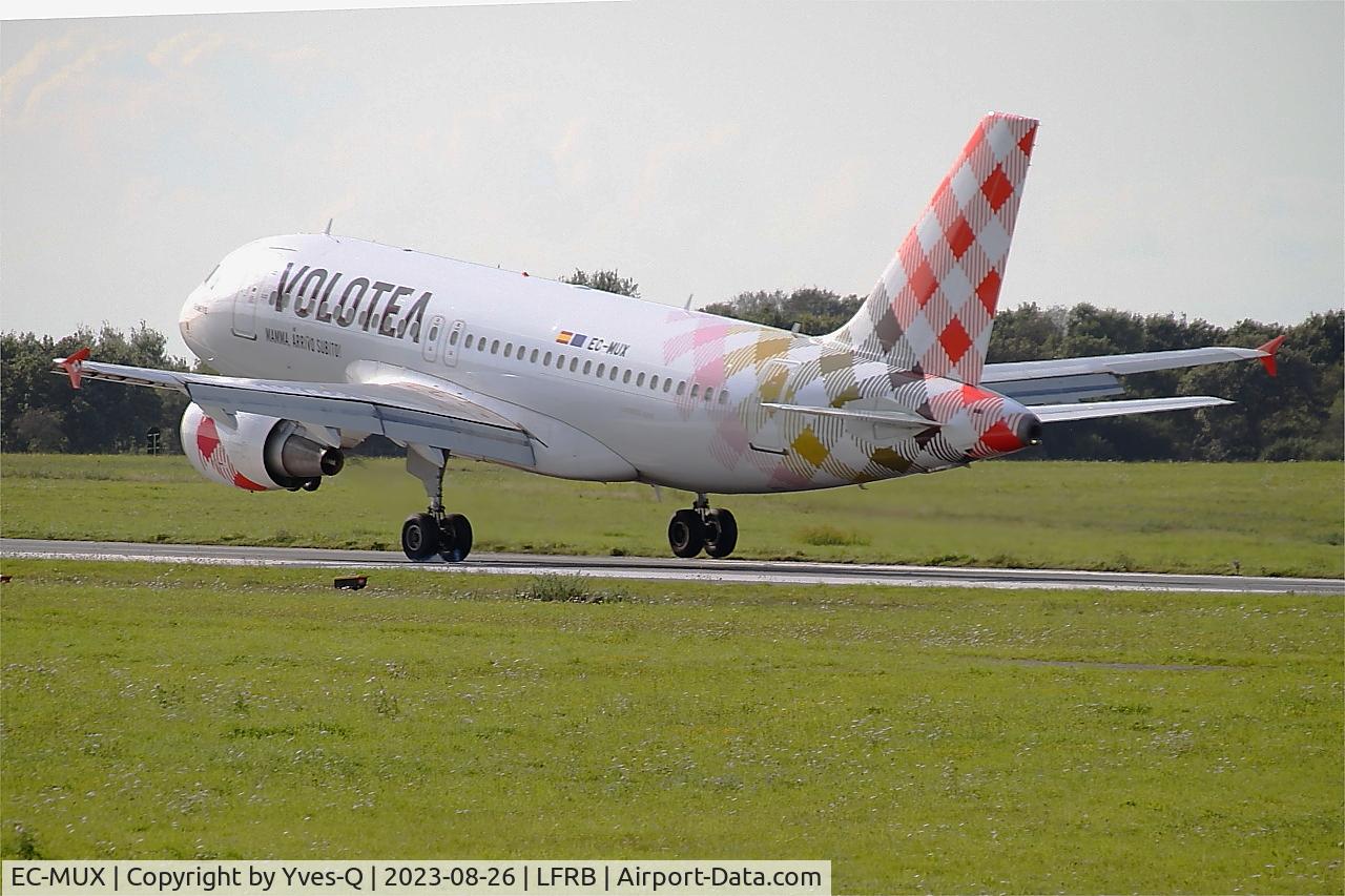Aircraft EC-MUX, 2003 Airbus A319-111, c/n 2037, Airbus A319-111, Landing rwy 25L, Brest-Bretagne airport (LFRB-BES), at LFRB, photo by Yves-Q