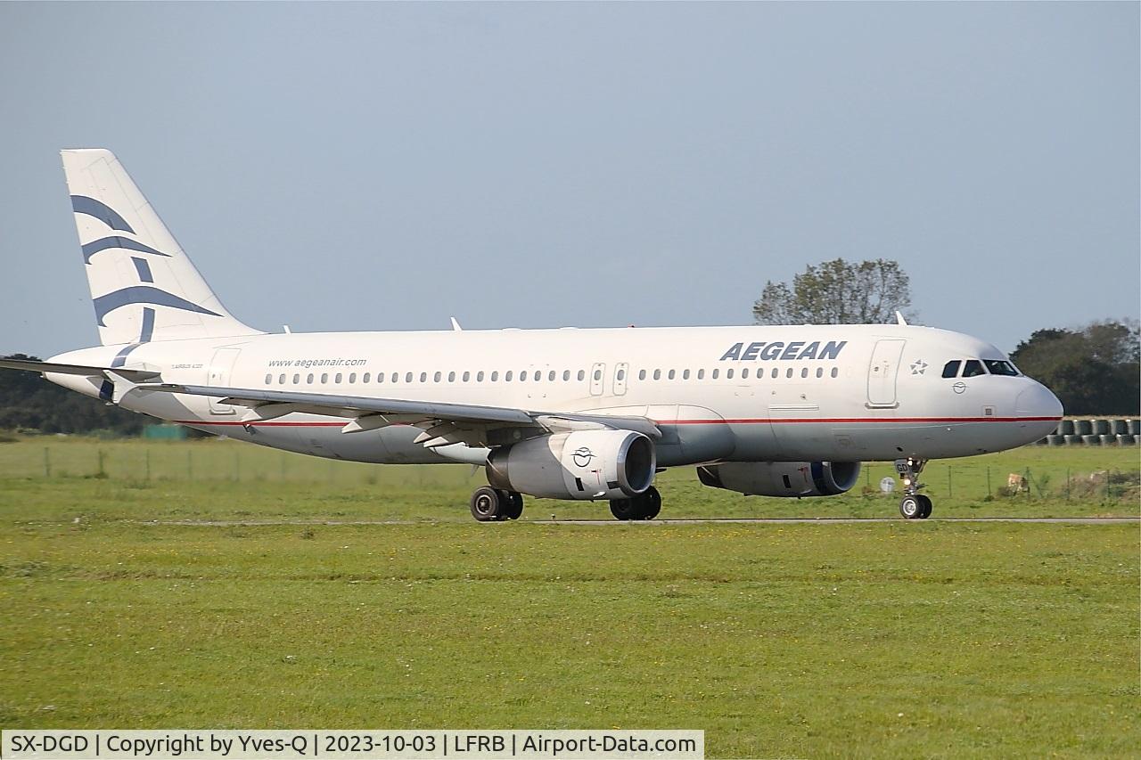 Aircraft SX-DGD, 2009 Airbus A320-232, c/n 4065, Airbus A320-232, Taxiing rwy 25L, Brest-Bretagne airport (LFRB-BES), at LFRB, photo by Yves-Q