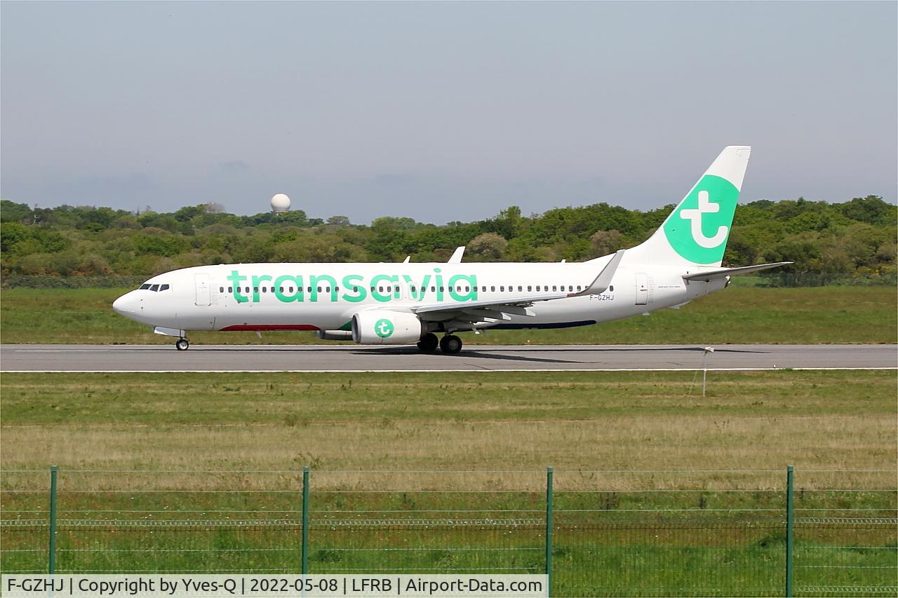 Aircraft F-GZHJ, 2013 Boeing 737-86J, c/n 37778 l/n 4424, Boeing 737-86J, Taxiing rwy 07R, Brest-Bretagne Airport (LFRB-BES), at LFRB, photo by Yves-Q