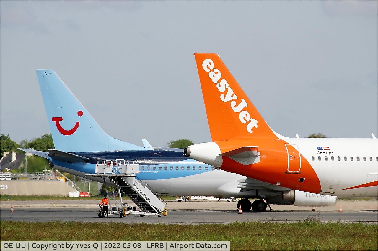 Aircraft OE-IJU, 2016 Airbus A320-214, c/n 7460, Airbus A320-214, Boarding area, Brest-Bretagne Airport (LFRB-BES), at LFRB, photo by Yves-Q