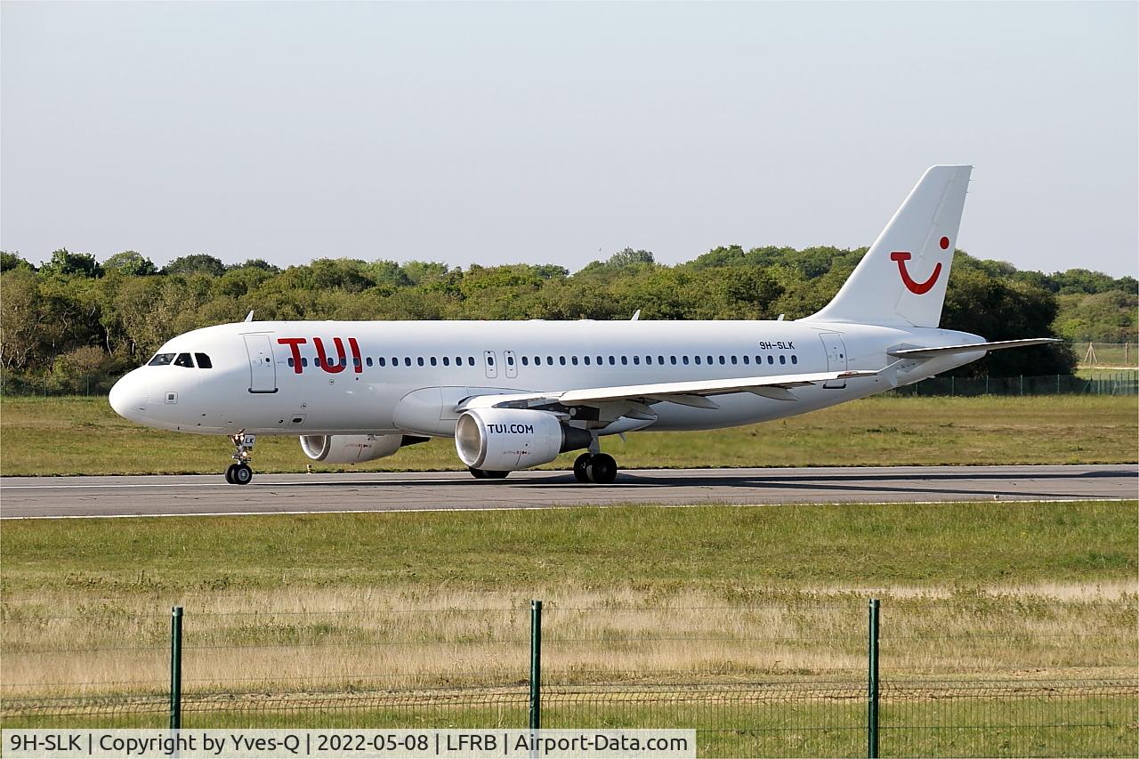 Aircraft 9H-SLK, 2002 Airbus A320-214, c/n 1725, Airbus A320-214, Taxiing rwy 07R, Brest-Bretagne Airport (LFRB-BES), at LFRB, photo by Yves-Q
