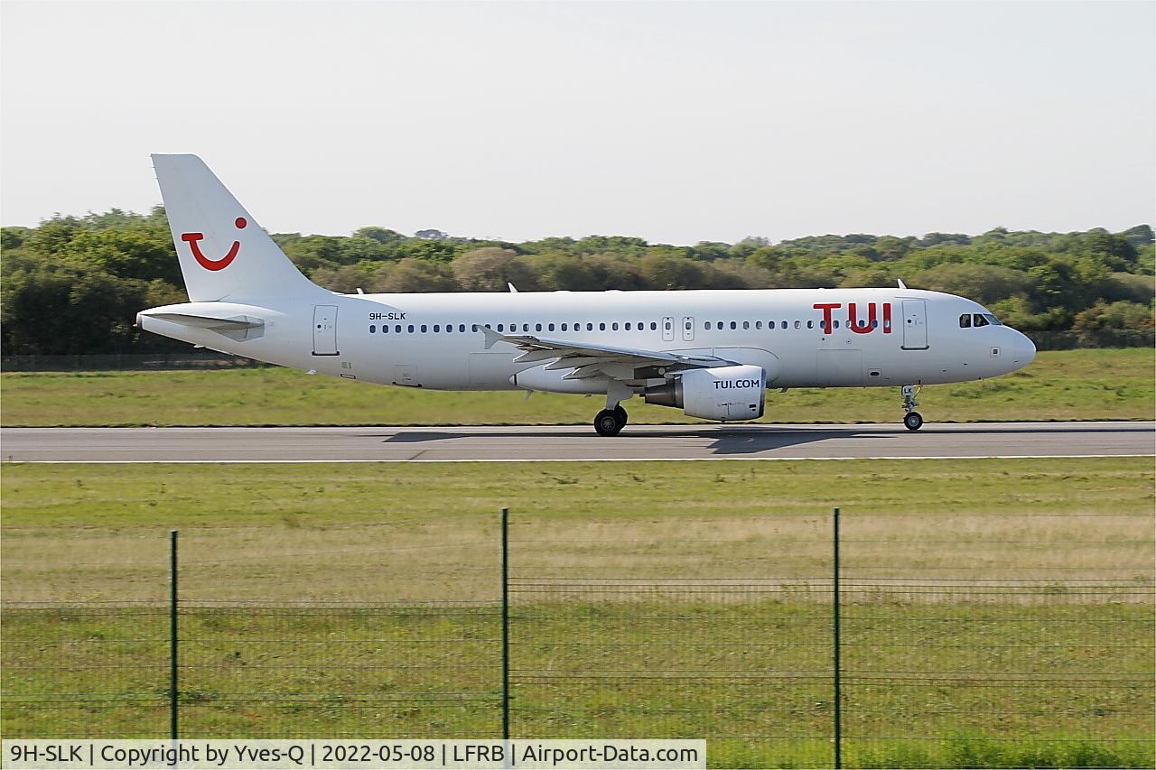 Aircraft 9H-SLK, 2002 Airbus A320-214, c/n 1725, Airbus A320-214, Take off run rwy 07R, Brest Bretagne airport (LFRB-BES), at LFRB, photo by Yves-Q