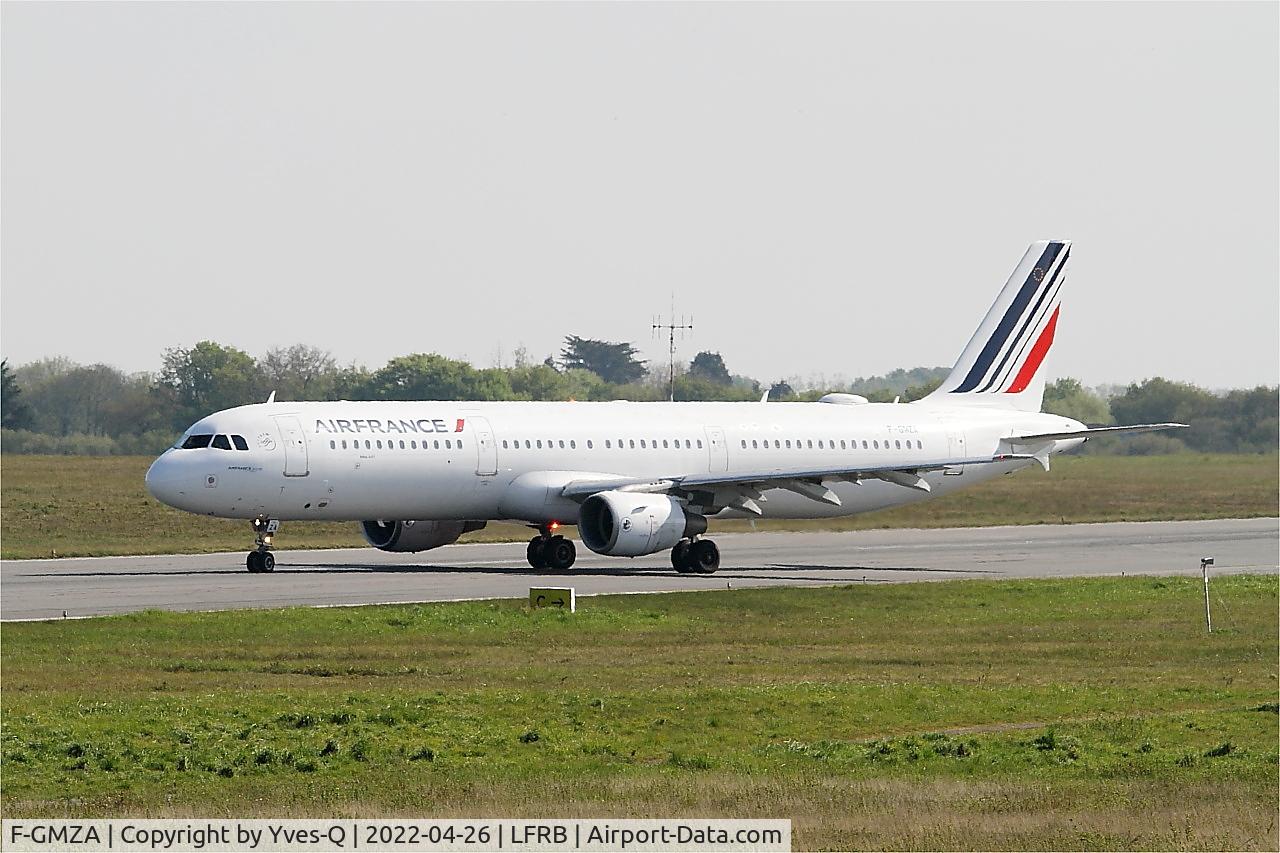 Aircraft F-GMZA, 1994 Airbus A321-111, c/n 498, Airbus A321-111, Taxiing rwy 07R, Brest-Bretagne Airport (LFRB-BES), at LFRB, photo by Yves-Q