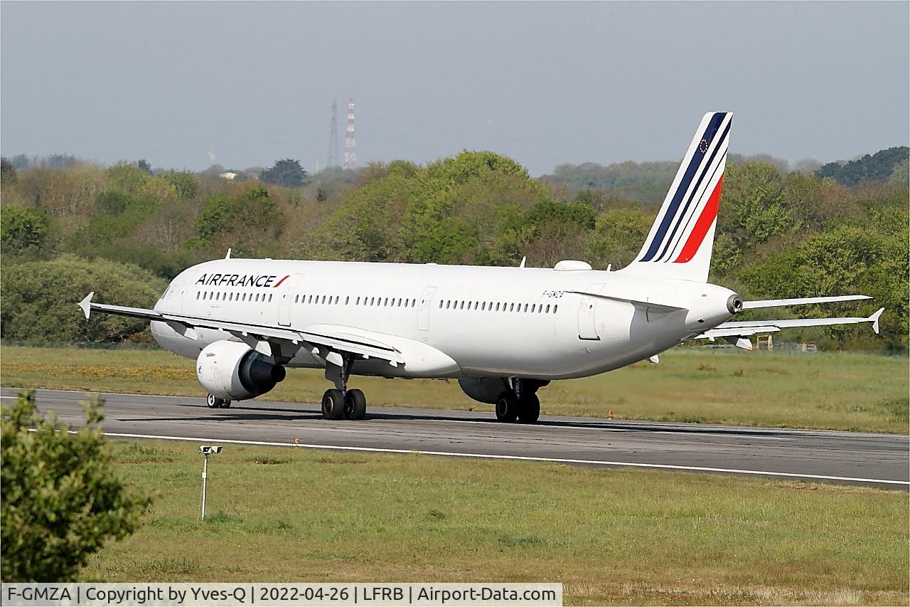 Aircraft F-GMZA, 1994 Airbus A321-111, c/n 498, Airbus A321-111, Taxiing rwy 07R, Brest-Bretagne Airport (LFRB-BES), at LFRB, photo by Yves-Q