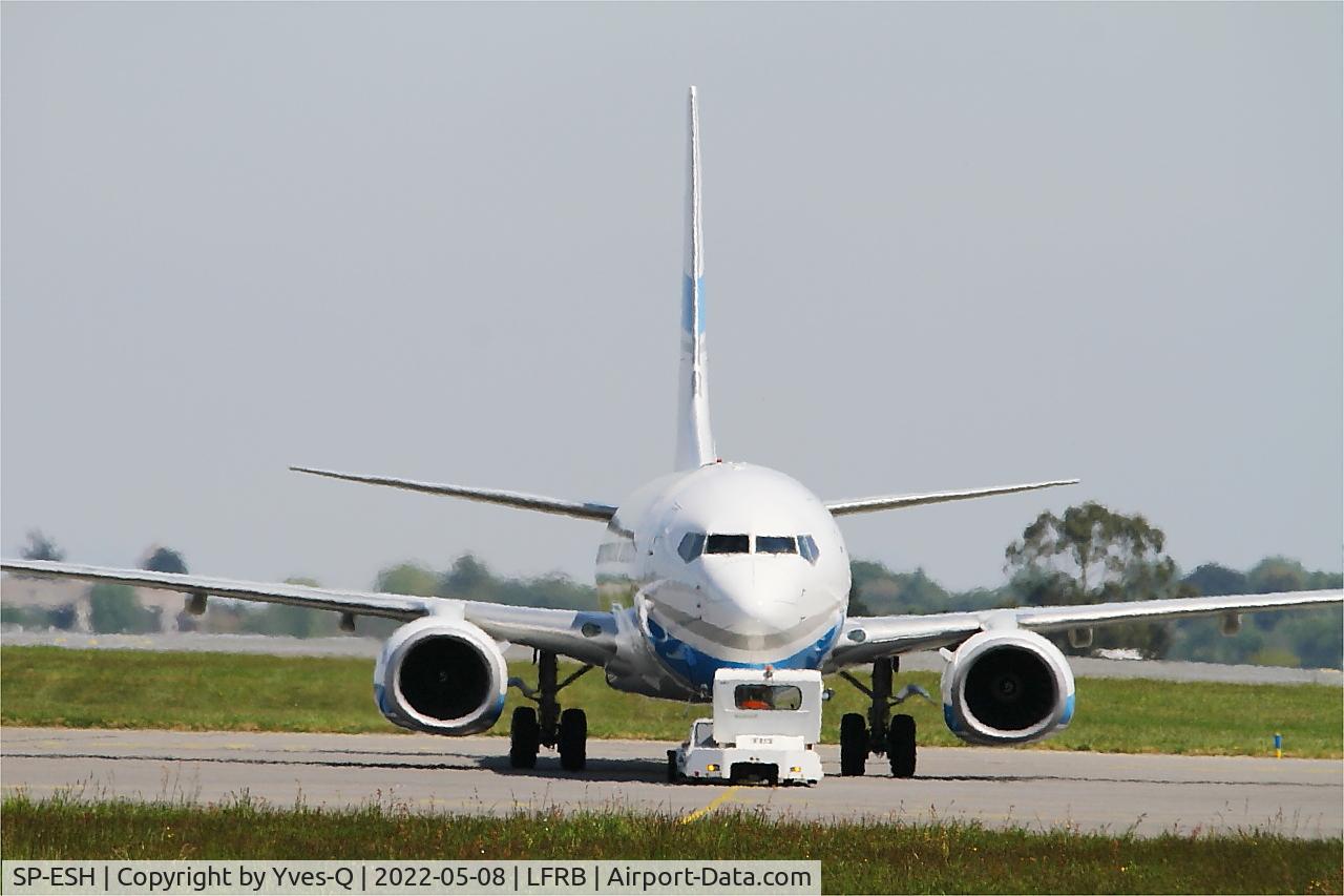Aircraft SP-ESH, 2009 Boeing 737-81M, c/n 35287 l/n 2804, Boeing 737-81M, Push back, Brest-Bretagne Airport (LFRB-BES), at LFRB, photo by Yves-Q