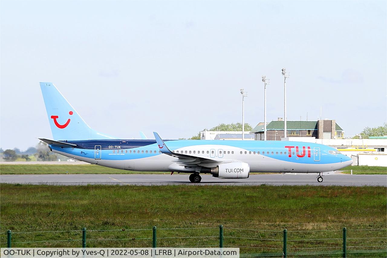 Aircraft OO-TUK, 2011 Boeing 737-86J, c/n 36119 l/n 3750, Boeing 737-86J, Taxiing to boarding area, Brest-Bretagne airport (LFRB-BES), at LFRB, photo by Yves-Q