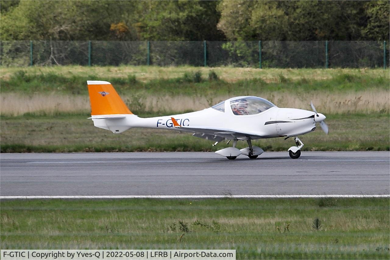 Aircraft F-GTIC, 2003 Aquila A210 (AT01), c/n AT01-133, Aquila A210 (AT01), Landing rwy 07R, Brest-Bretagne airport (LFRB-BES), at LFRB, photo by Yves-Q