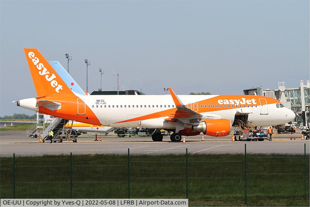 Aircraft OE-IJU, 2016 Airbus A320-214, c/n 7460, Airbus A320-214, Boarding area, Brest-Bretagne Airport (LFRB-BES), at LFRB, photo by Yves-Q