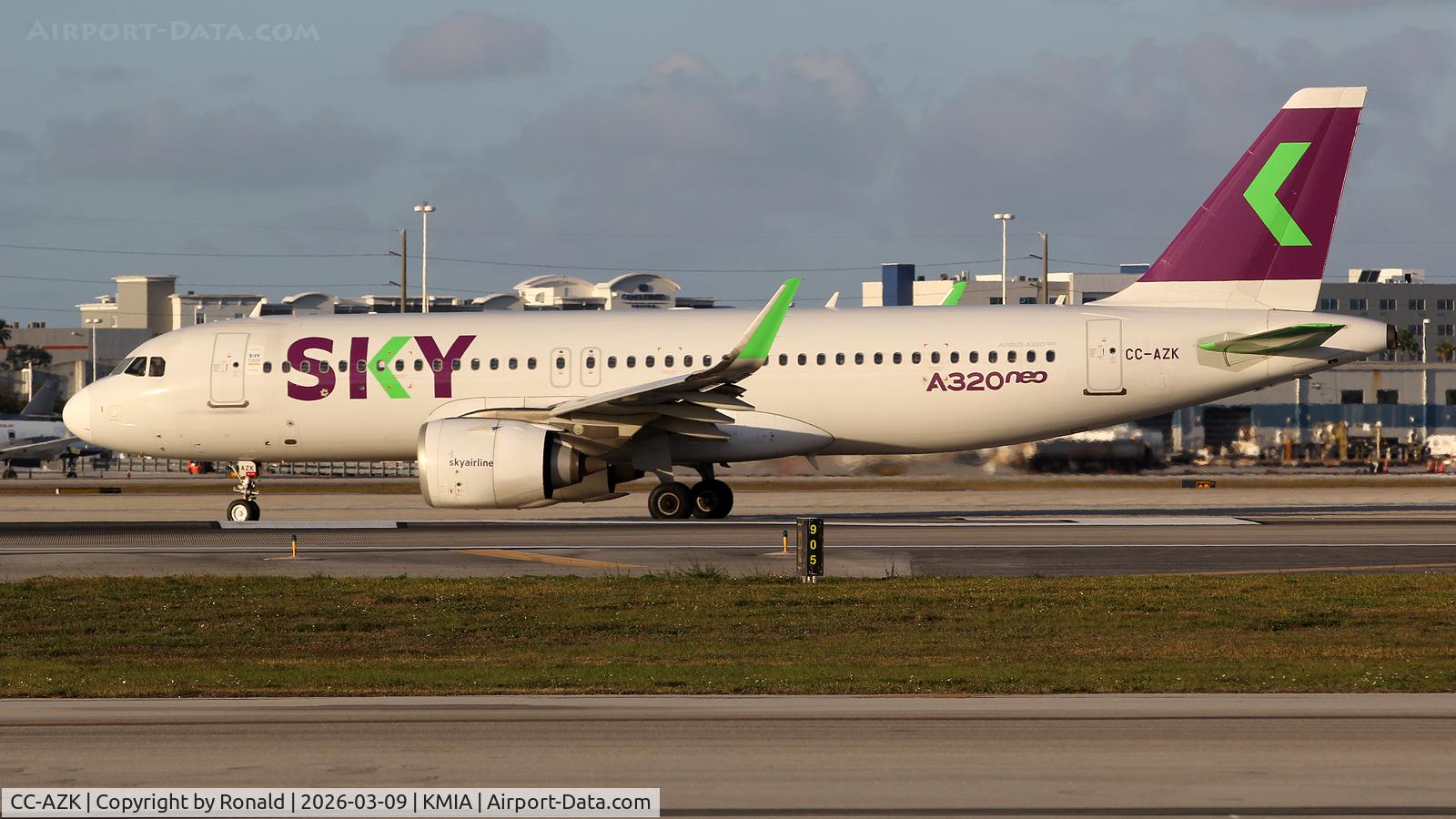Aircraft CC-AZK, 2000 Airbus A321-211, c/n 1299, at mia, at KMIA, photo by Ronald