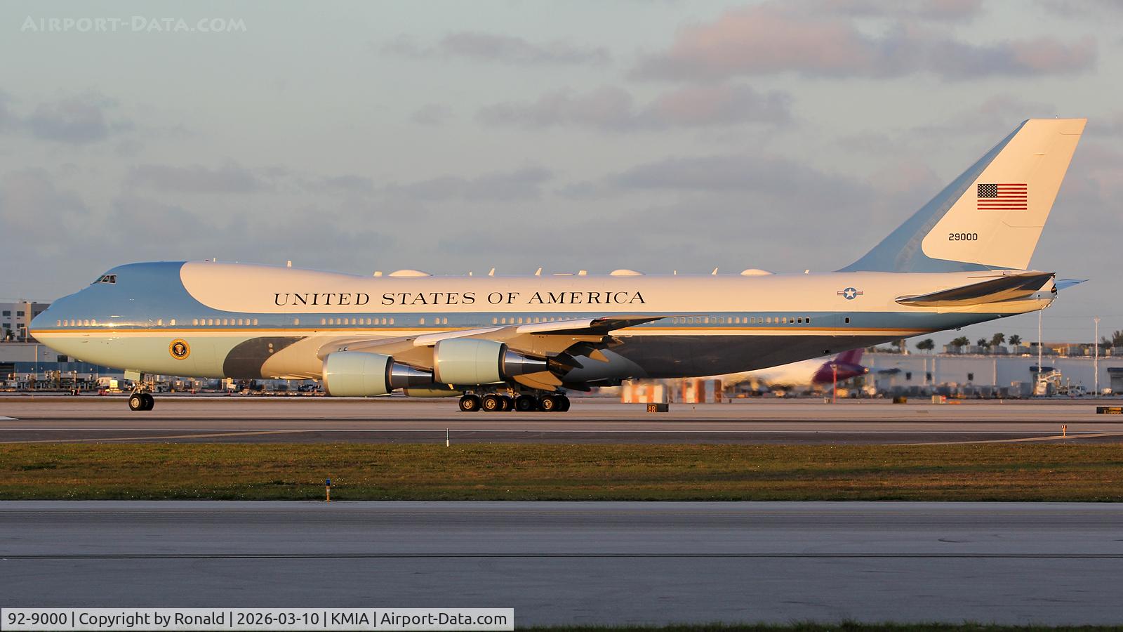 Aircraft 92-9000, 1987 Boeing VC-25A (747-2G4B), c/n 23825 l/n 685, at mia, at KMIA, photo by Ronald