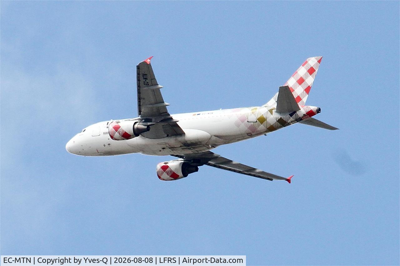 Aircraft EC-MTN, 2003 Airbus A319-112, c/n 2113, Airbus A319-112, long approach rwy 21, Nantes-Atlantique airport (LFRS-NTE), at LFRS, photo by Yves-Q