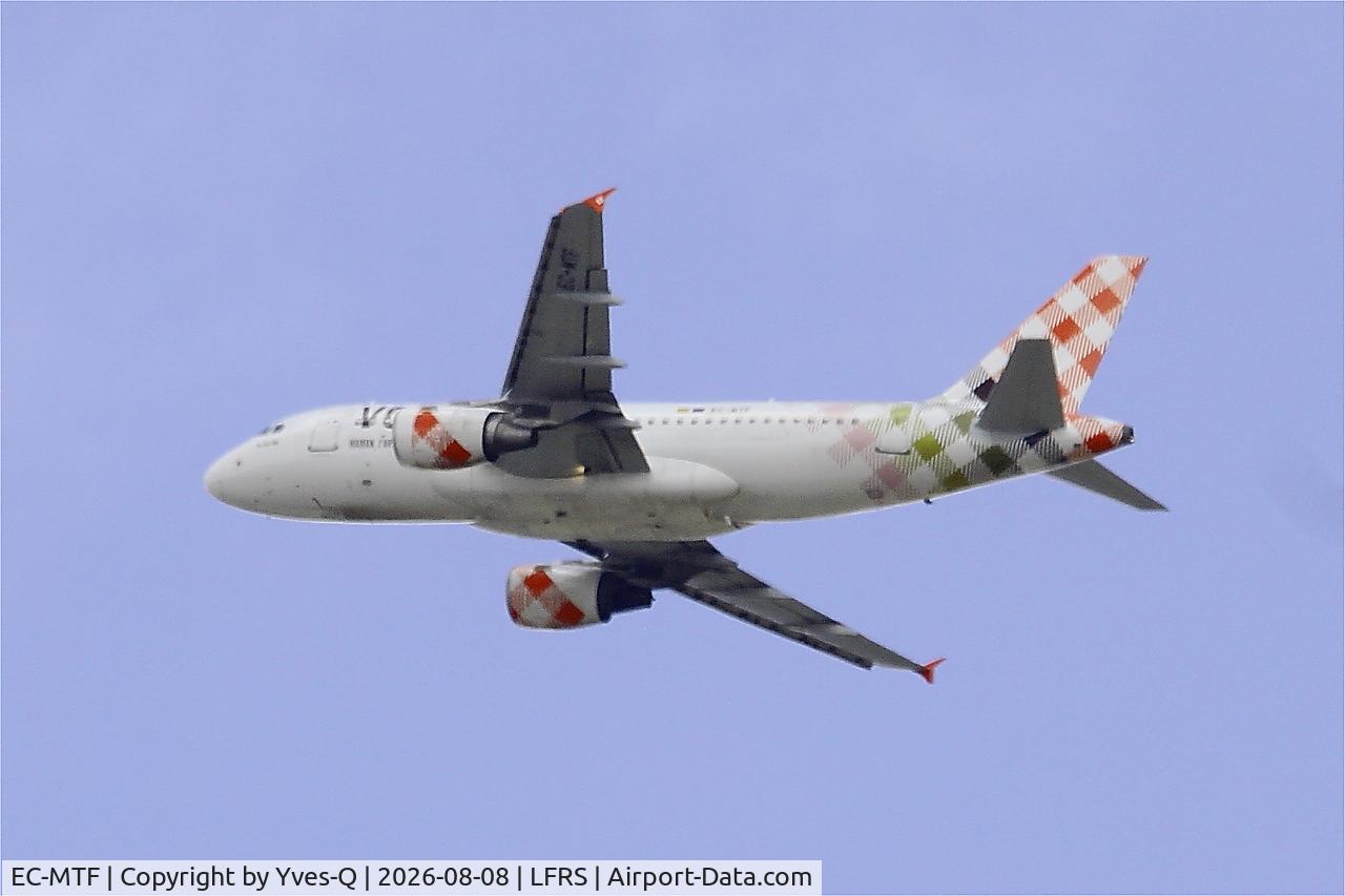 Aircraft EC-MTF, 2005 Airbus A319-111, c/n 2382, Airbus A319-111, long approach rwy 21, Nantes-Atlantique airport (LFRS-NTE), at LFRS, photo by Yves-Q