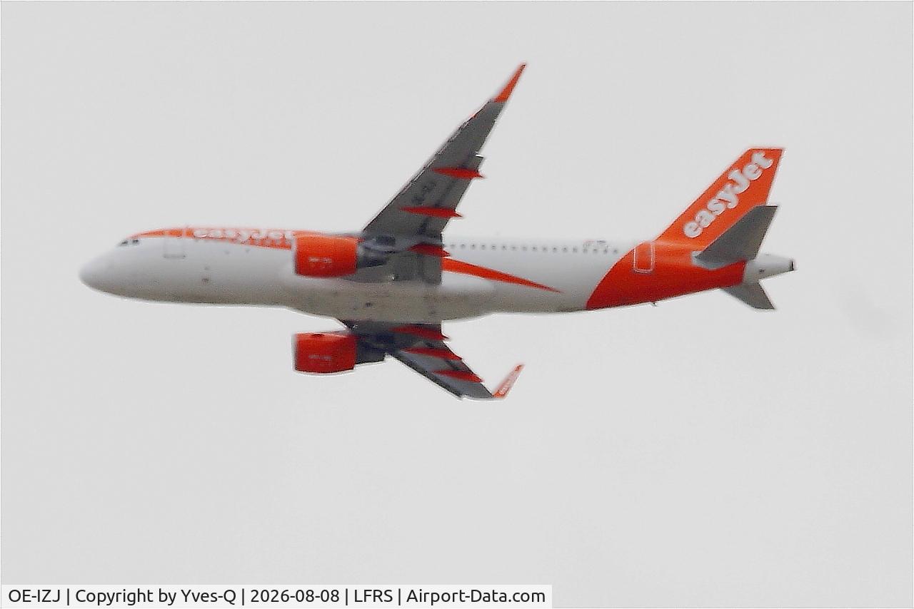 Aircraft OE-IZJ, 2015 Airbus A320-214, c/n 6902, Airbus A320-214, long approach rwy 21, Nantes-Atlantique airport (LFRS-NTE), at LFRS, photo by Yves-Q