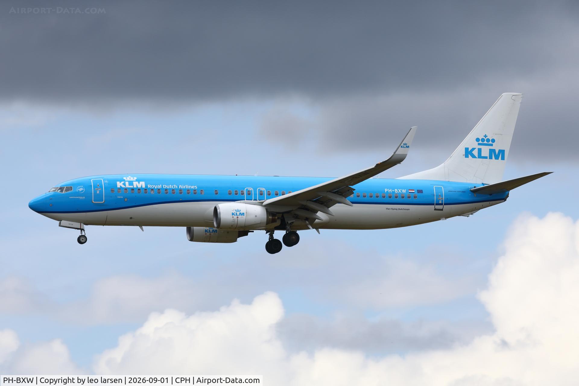 Aircraft PH-BXW, 2007 Boeing 737-8K2, c/n 30360 l/n 2467, Copenhagen 1.9.2026, at CPH, photo by leo larsen
