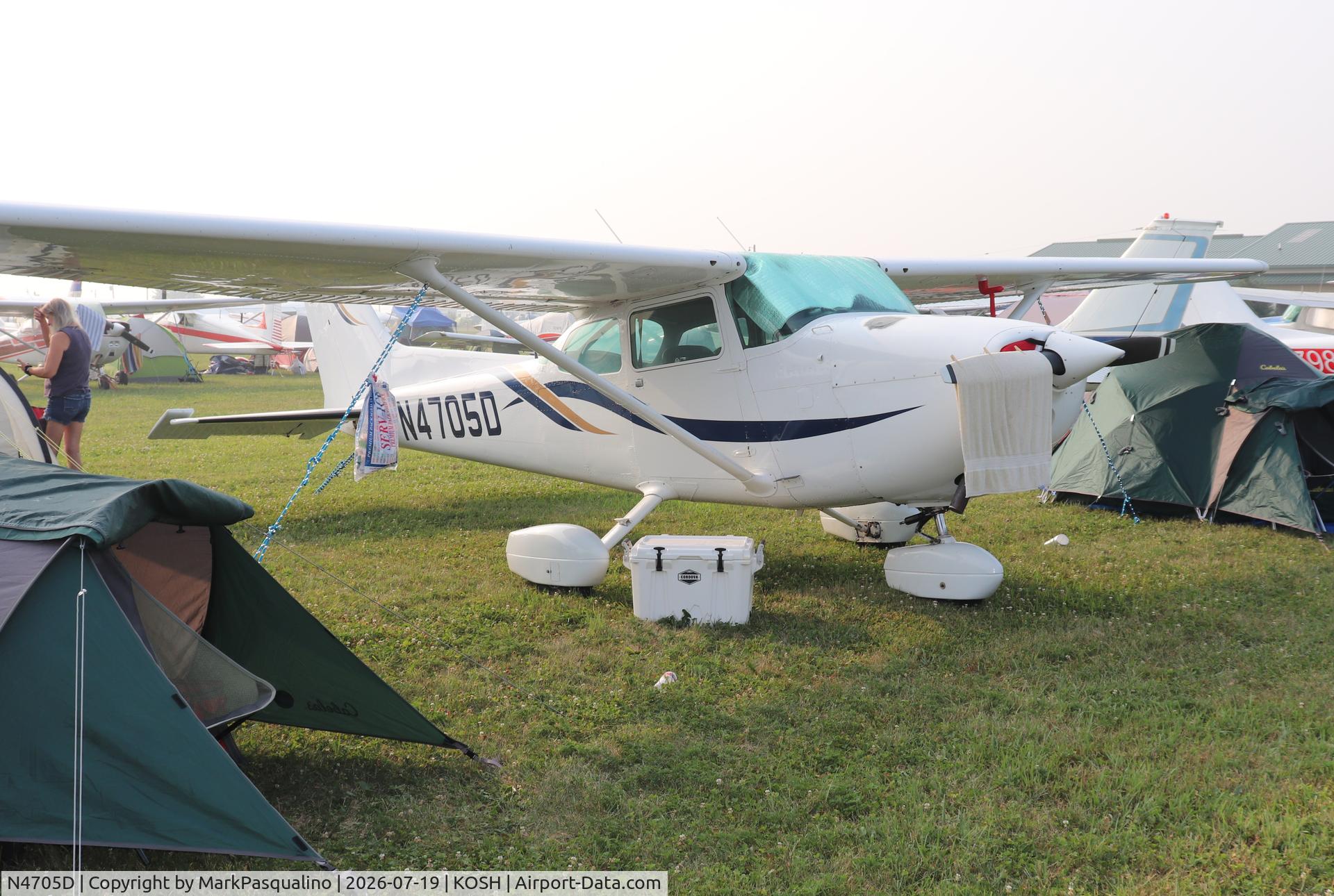 Aircraft N4705D, 1979 Cessna 172N, c/n 17272335, Cessna 172N, at KOSH, photo by MarkPasqualino