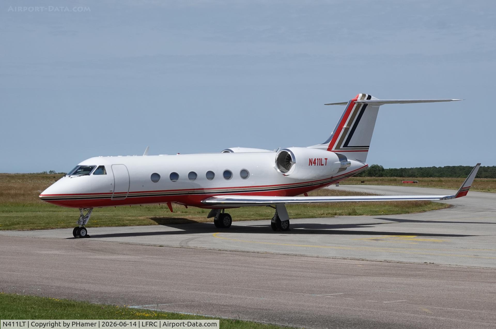 Aircraft N411LT, 1998 Gulfstream Aerospace G-IV, c/n 1344, Cherbourg, at LFRC, photo by PHamer