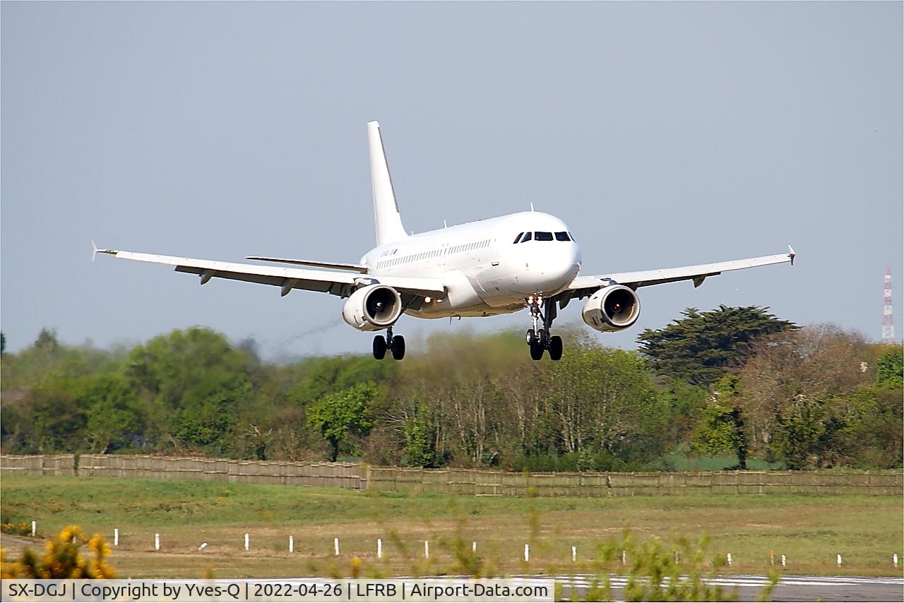 Aircraft SX-DGJ, 2007 Airbus A320-232, c/n 3316, Airbus A320-232, On final rwy 07R, Brest-Bretagne airport (LFRB-BES), at LFRB, photo by Yves-Q