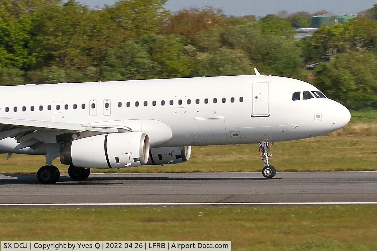Aircraft SX-DGJ, 2007 Airbus A320-232, c/n 3316, Airbus A320-232, Landing rwy 07R, Brest-Bretagne airport (LFRB-BES), at LFRB, photo by Yves-Q