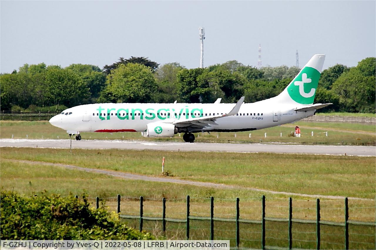 Aircraft F-GZHJ, 2013 Boeing 737-86J, c/n 37778 l/n 4424, Boeing 737-86J, Lining up rwy 07R, Brest-Bretagne Airport (LFRB-BES), at LFRB, photo by Yves-Q