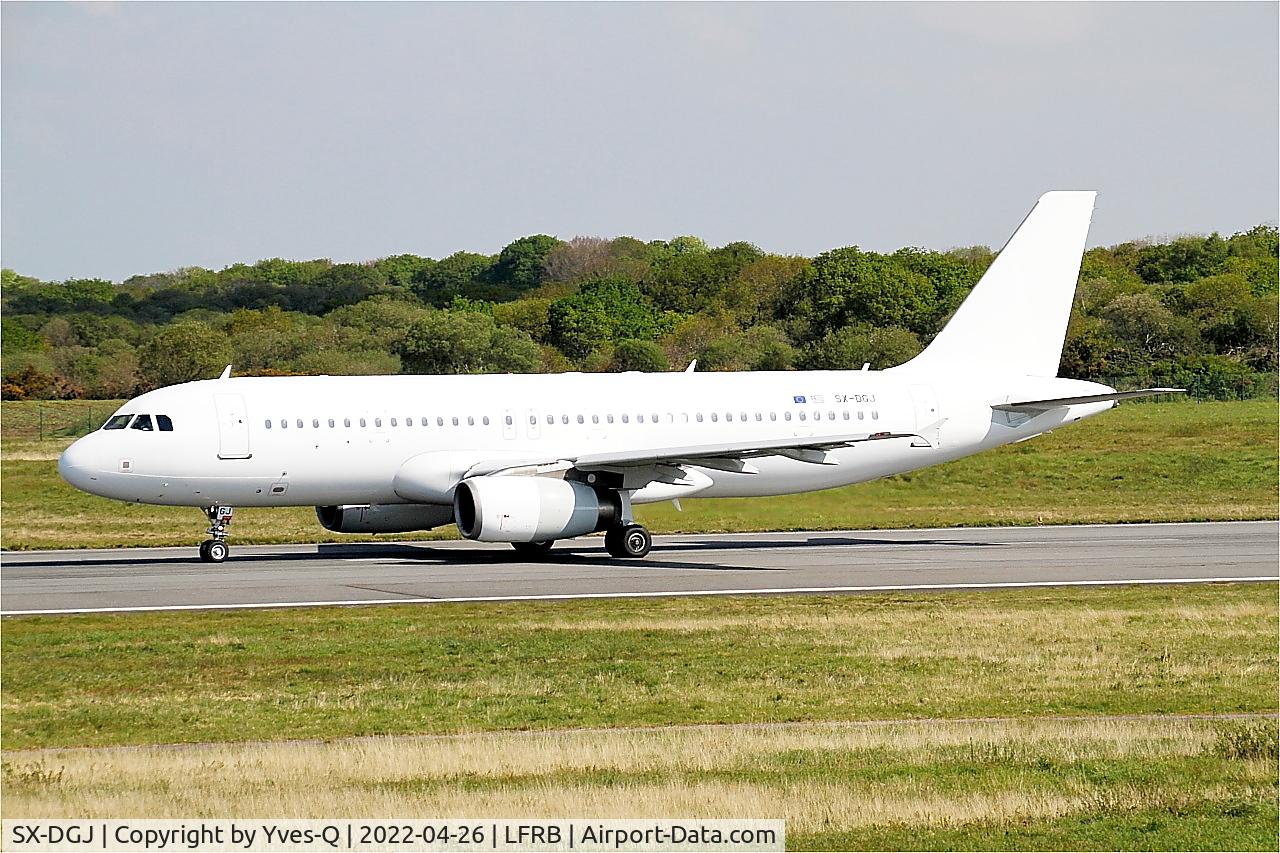 Aircraft SX-DGJ, 2007 Airbus A320-232, c/n 3316, Airbus A320-232, Taxiing rwy 07R, Brest-Bretagne airport (LFRB-BES), at LFRB, photo by Yves-Q