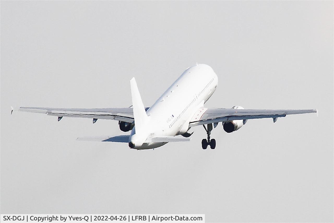 Aircraft SX-DGJ, 2007 Airbus A320-232, c/n 3316, Airbus A320-232, Take off rwy 07R, Brest-Bretagne airport (LFRB-BES), at LFRB, photo by Yves-Q