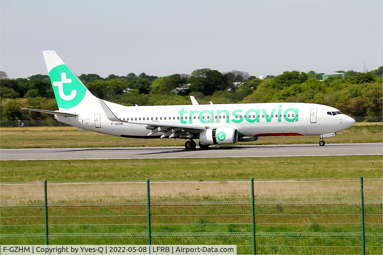 Aircraft F-GZHM, 2014 Boeing 737-8K2, c/n 37792 l/n 4911, Boeing 737-8K2, Reverse thrust landing rwy 07R, Brest-Bretagne Airport (LFRB-BES), at LFRB, photo by Yves-Q