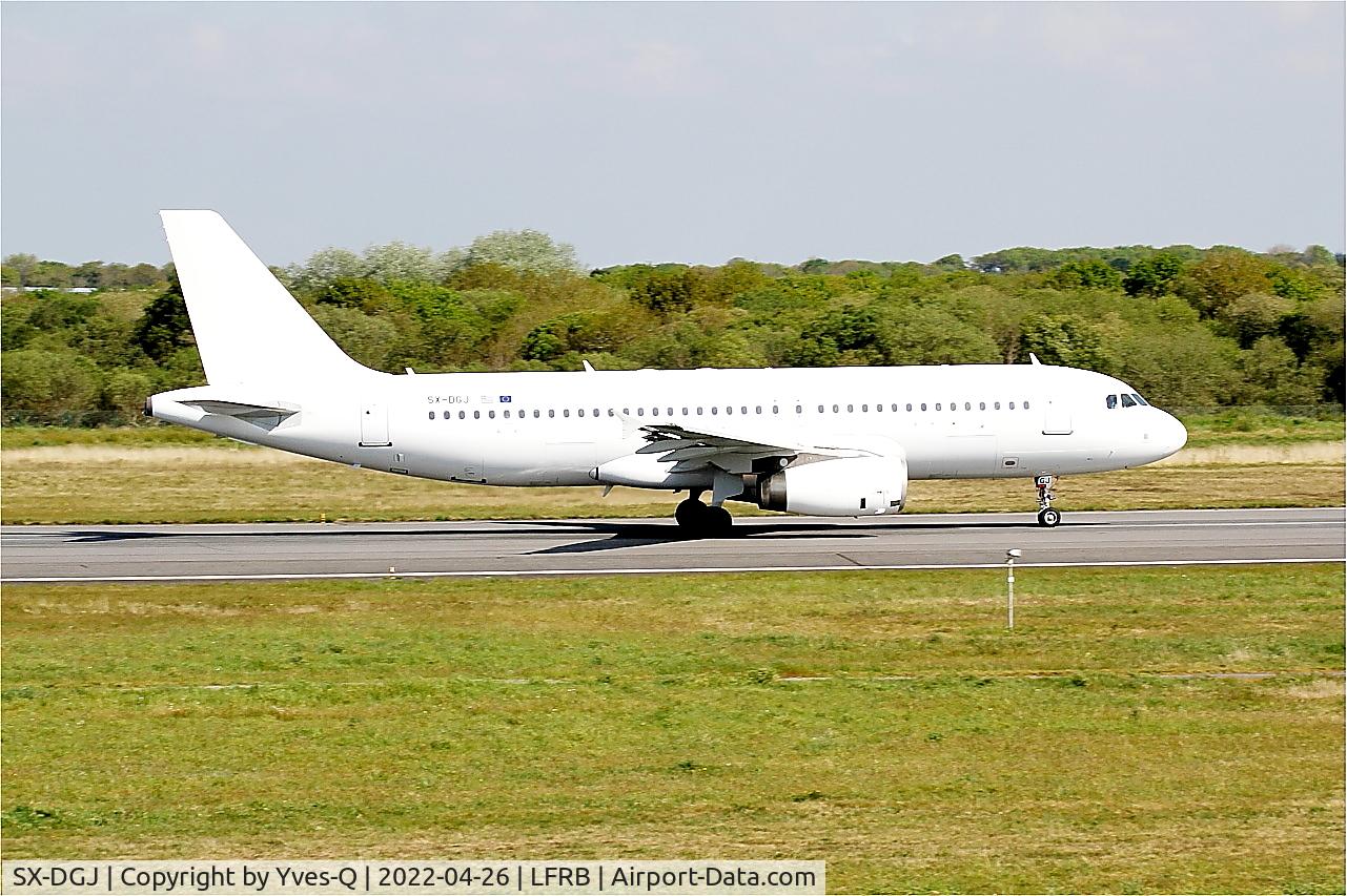 Aircraft SX-DGJ, 2007 Airbus A320-232, c/n 3316, Airbus A320-232, Take off run rwy 07R, Brest-Bretagne airport (LFRB-BES), at LFRB, photo by Yves-Q