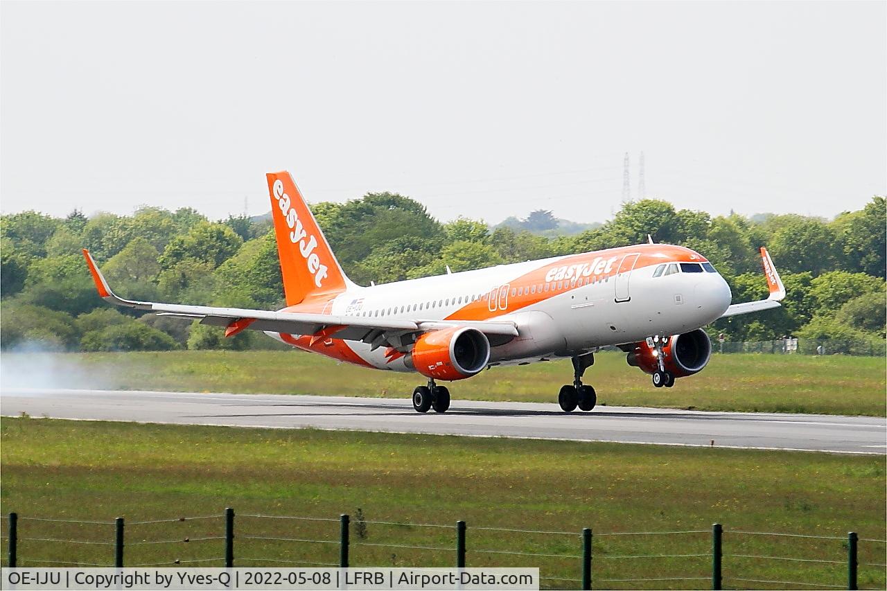 Aircraft OE-IJU, 2016 Airbus A320-214, c/n 7460, Airbus A320-214, Landing rwy 07R, Brest-Bretagne Airport (LFRB-BES), at LFRB, photo by Yves-Q