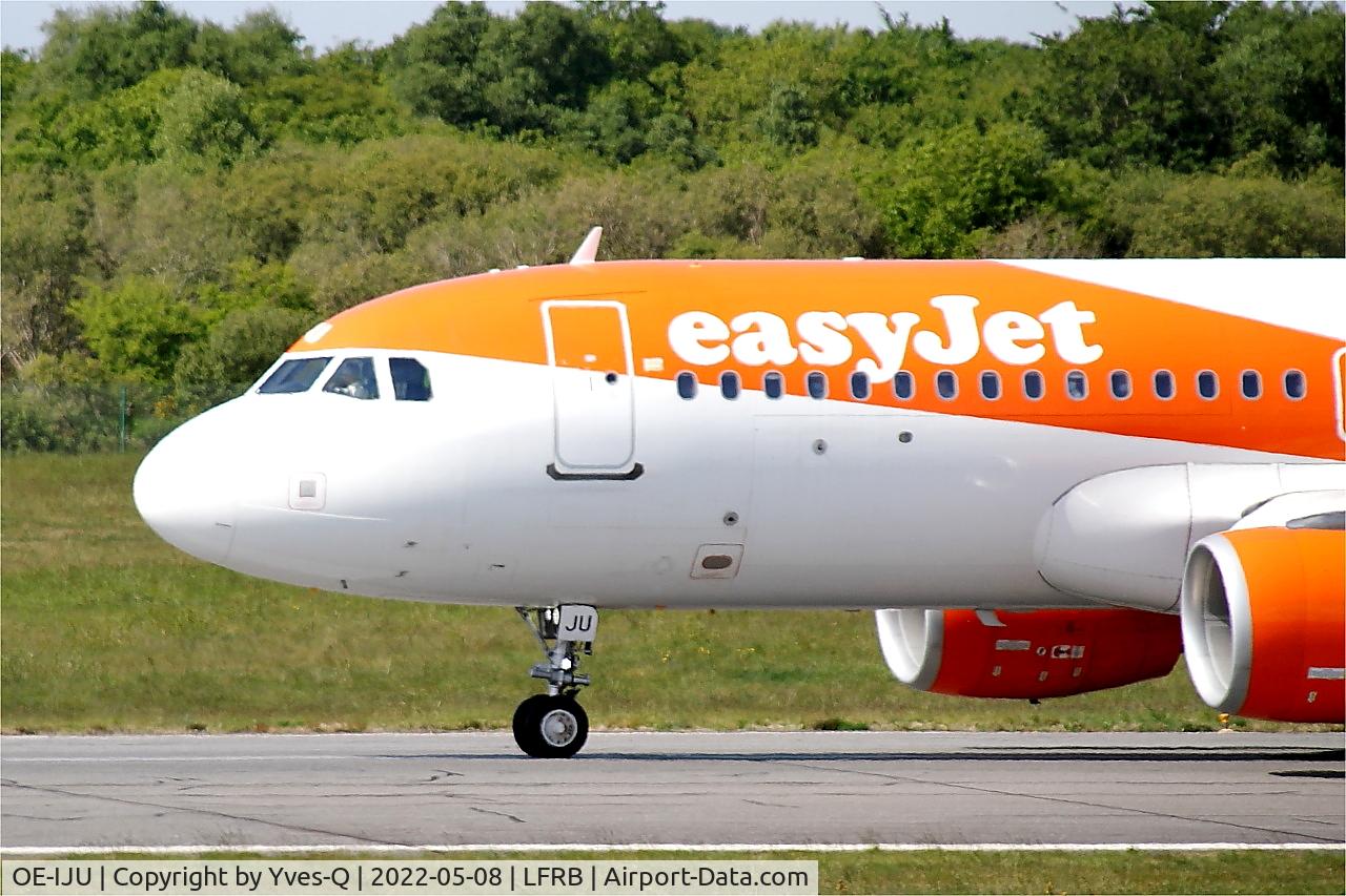Aircraft OE-IJU, 2016 Airbus A320-214, c/n 7460, Airbus A320-214, Taxiing rwy 07R, Brest-Bretagne Airport (LFRB-BES), at LFRB, photo by Yves-Q