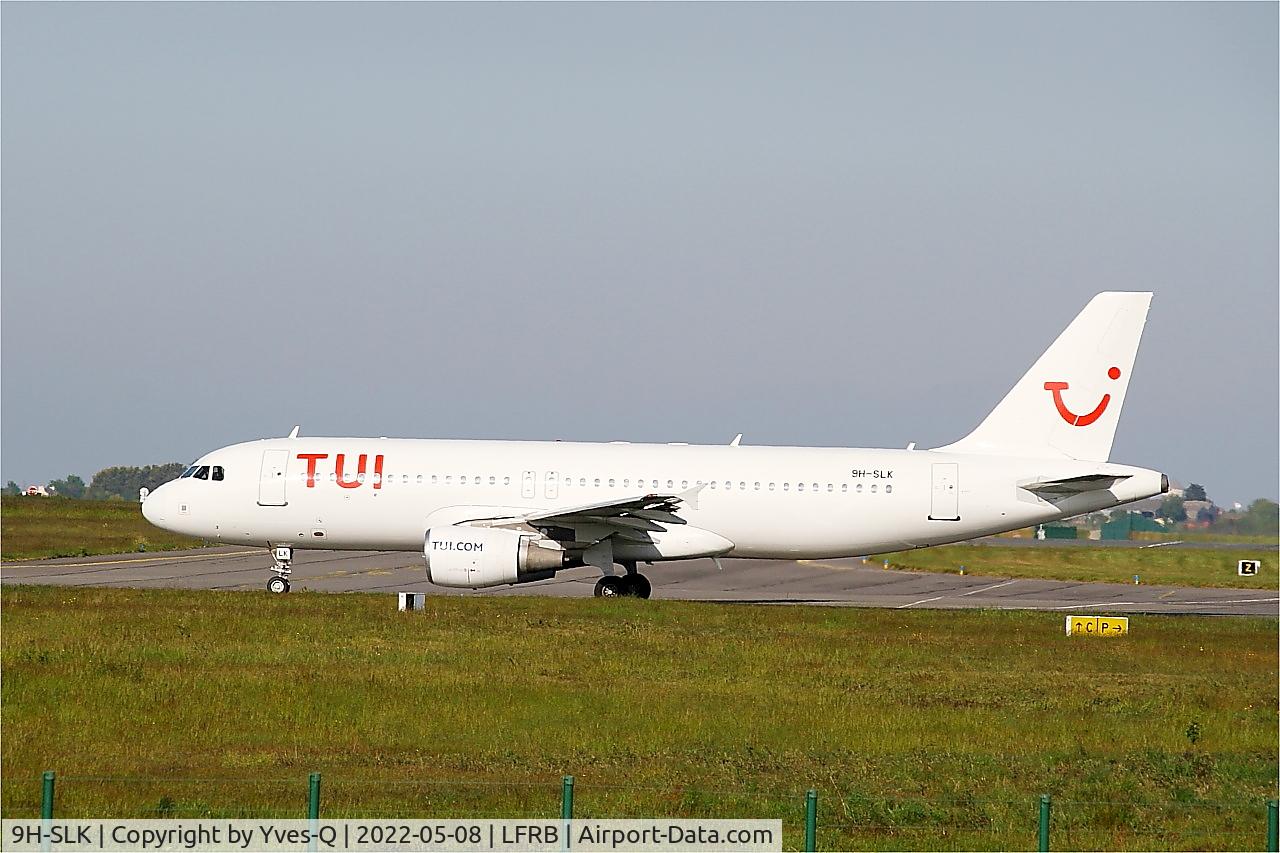 Aircraft 9H-SLK, 2002 Airbus A320-214, c/n 1725, Airbus A320-214, Taxiing to rwy 07R, Brest-Bretagne Airport (LFRB-BES), at LFRB, photo by Yves-Q